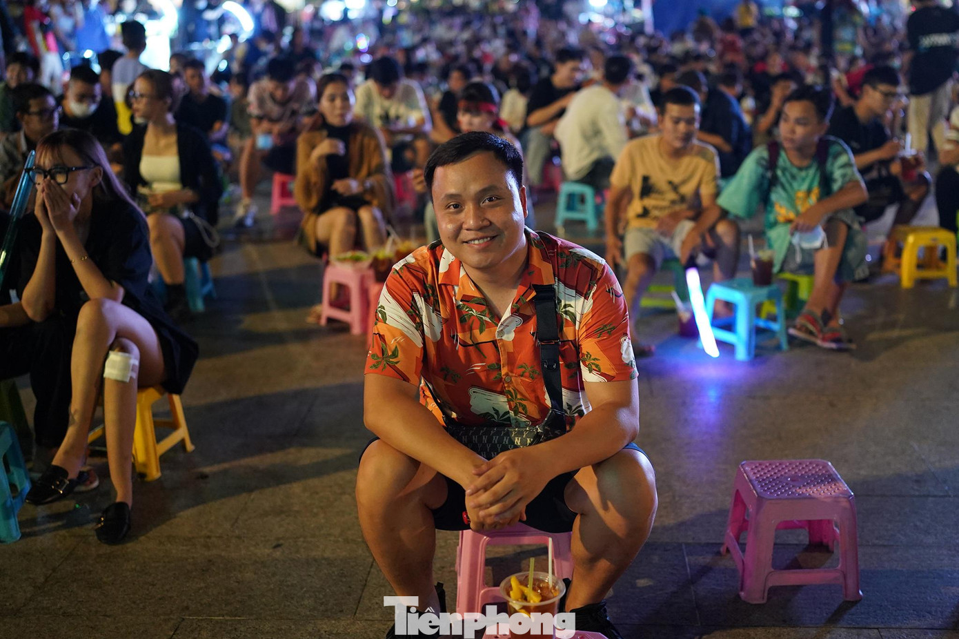 &quot;Tôi từ Hà Nội vào TPHCM chơi được mấy hôm rồi. Tôi cố nán lại đến hôm nay để trải nghiệm không khí cổ vũ ở phố đi bộ Nguyễn Huệ. Lúc nãy ra đây hỏi mấy người bán hàng rong có trực tiếp bóng đá không, ai cũng nói có và bán ly nước này cho tôi tới 40.000 đồng. Giá nước quá đắt, tôi nghĩ nó 20.000 đồng là hợp lý. Giờ mua ly nước mà ở đây không chiếu đá banh thì chẳng biết thế nào. Chỉ biết cười trừ thôi!&quot;, anh Nguyễn Đắc Hoàng, du khách Hà Nội bức xúc.