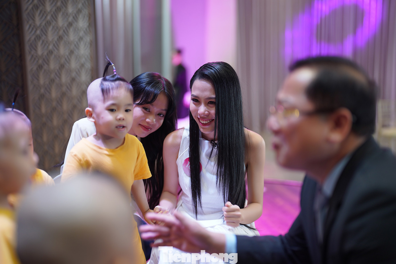 Hình ảnh Hoa hậu Thanh Thủy và Á hậu Ngọc Hằng đùa giỡn, trò chuyện cùng các em bé thuộc Mái ấm Chúc Từ không được lên sóng.