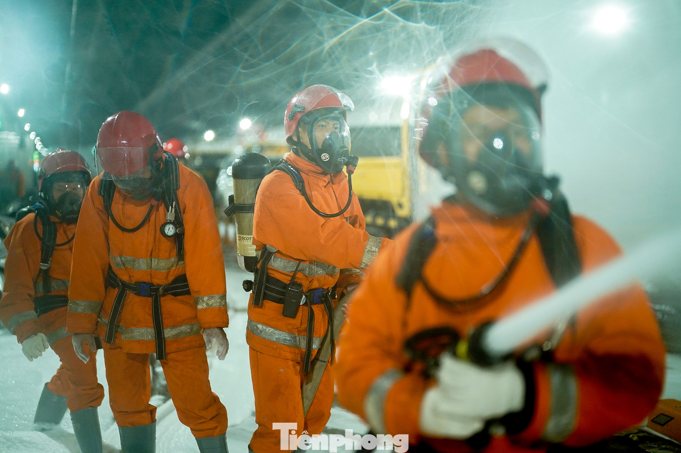 Hệ thống phun nước của hầm vượt sông Sài Gòn được kích hoạt, kết hợp với "vòi rồng" chuyên dụng.của lực lượng PCCC chuyên nghiệp Hầm vượt sông Sài Gòn được trang bị hệ thống chữa cháy tự động trong đường hầm ở cả 2 hướng lưu thông. Đây là hệ thống chữa cháy tự động với công nghệ hiện đại, áp lực phun nước cao gấp 10 lần hệ thống chữa cháy tự động thông thường… giúp cho việc chữa cháy hiệu quả hơn trong đường hầm khi có sự cố cháy, nổ xảy ra.