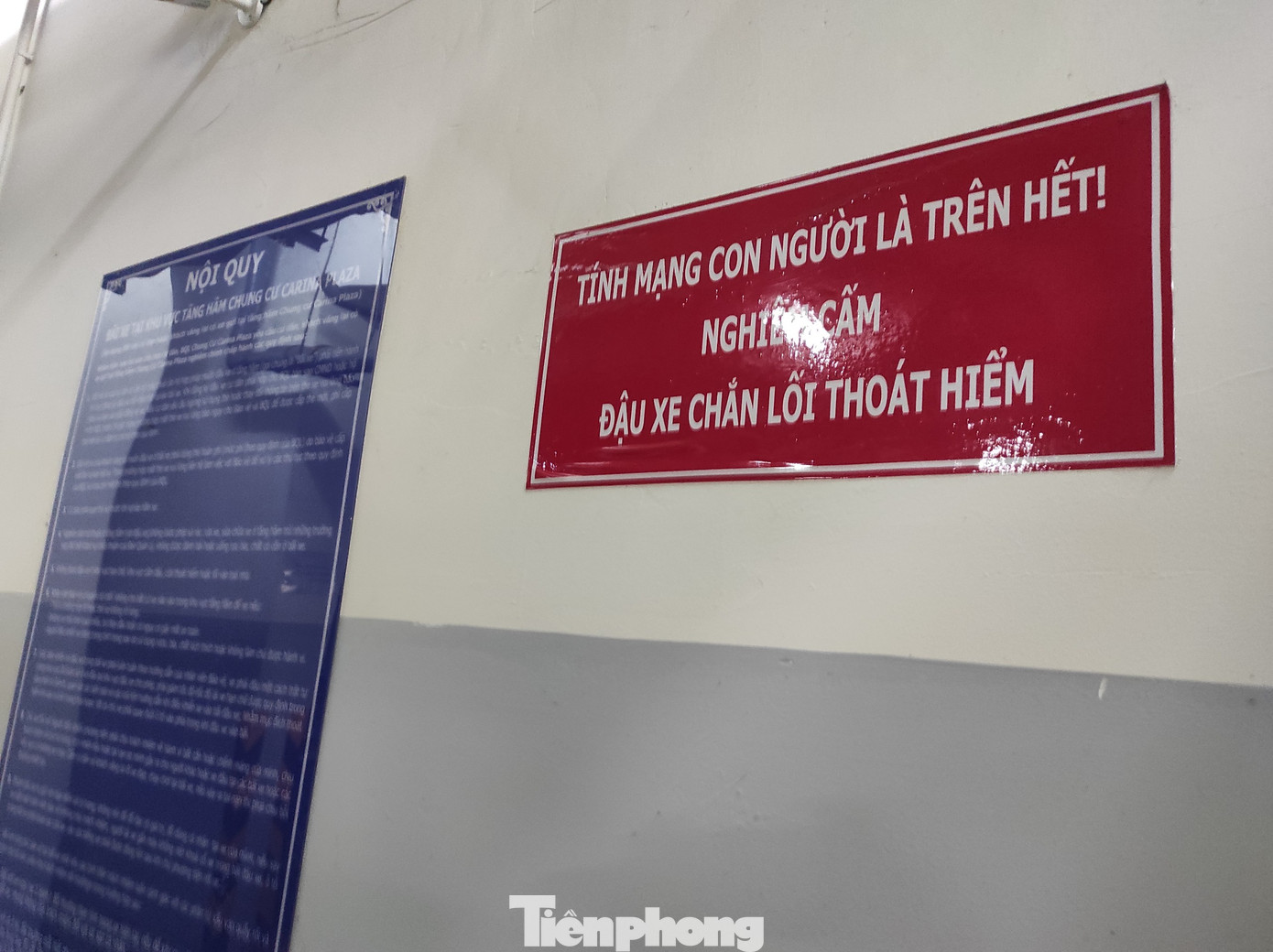 Tại khu vực hầm giữ xe, các bảng thông tin được dán khắp nơi. Tại khu vực hầm giữ xe, các bảng thông tin được dán khắp nơi.