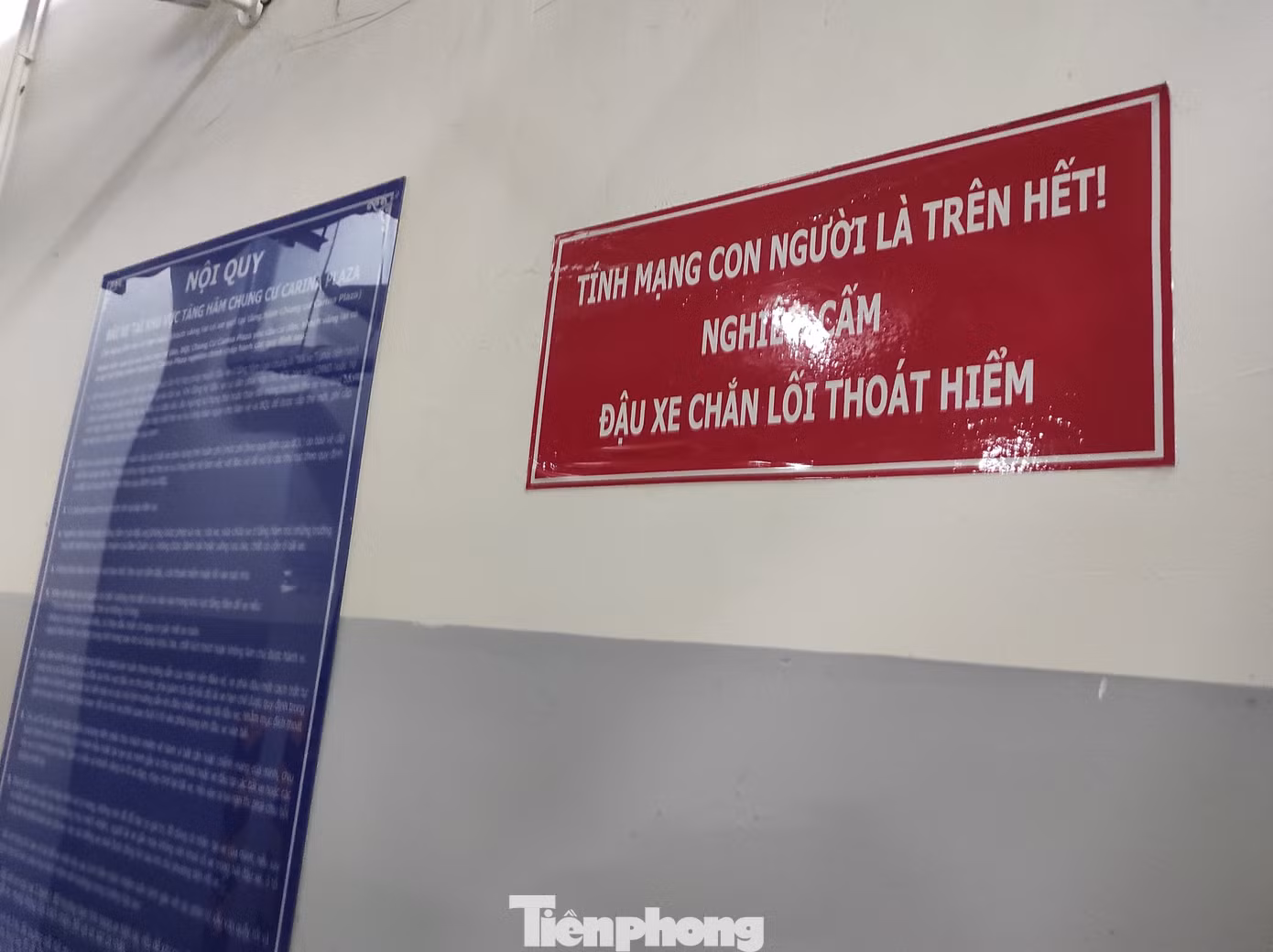 Tại khu vực hầm giữ xe, các bảng thông tin được dán khắp nơi.