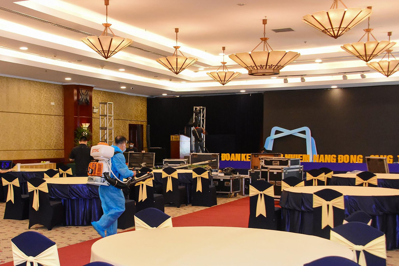 Nhân viên khách sạn phun khử khuẩn khu vực hội nghị. Nhân viên khách sạn phun khử khuẩn khu vực hội nghị.