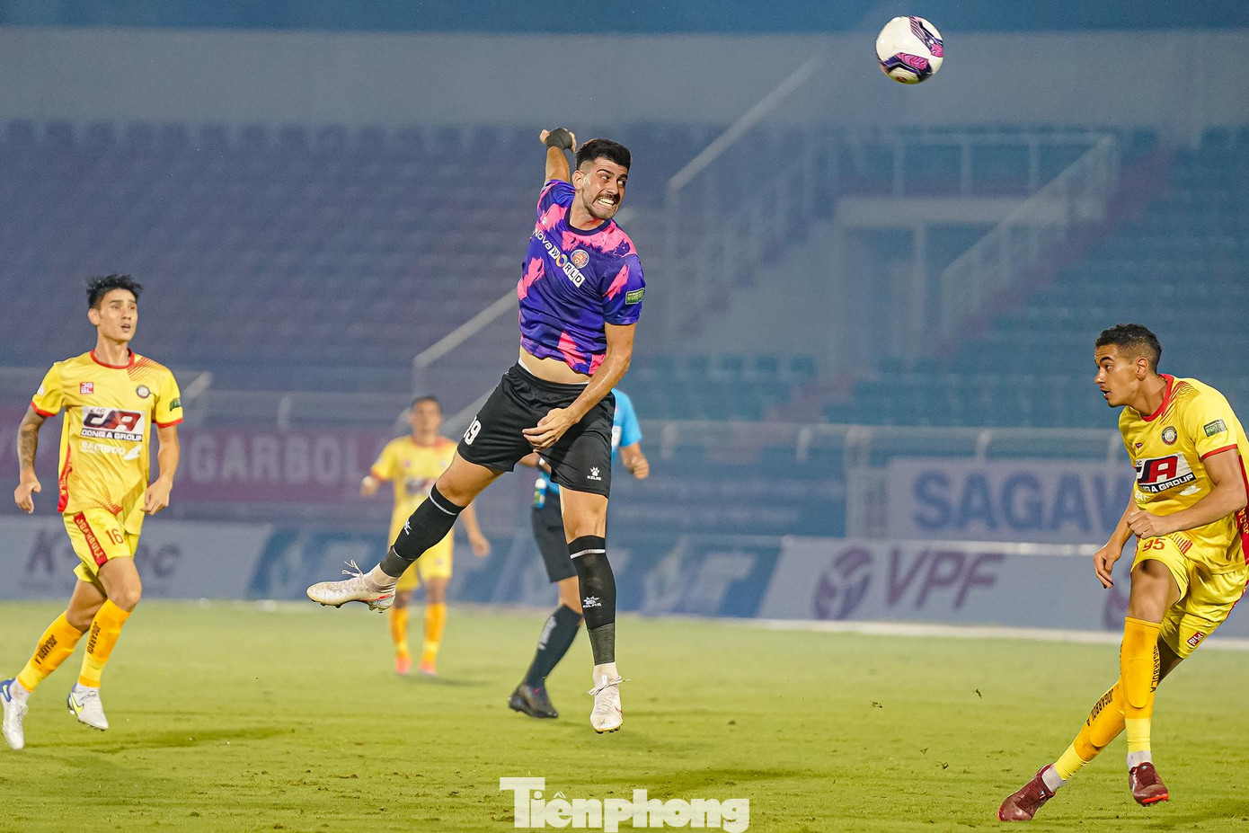 Tuy nhiên, sau đó cầu thủ Sài Gòn FC thể hiện sự rời rạc, thiếu gắn kết ở tuyến giữa với tuyến trên trong các đường chuyền khiến đường vào khung thành Thanh Hoá khá bế tắc. Tuy nhiên, sau đó cầu thủ Sài Gòn FC thể hiện sự rời rạc, thiếu gắn kết ở tuyến giữa với tuyến trên trong các đường chuyền khiến đường vào khung thành Thanh Hoá khá bế tắc.