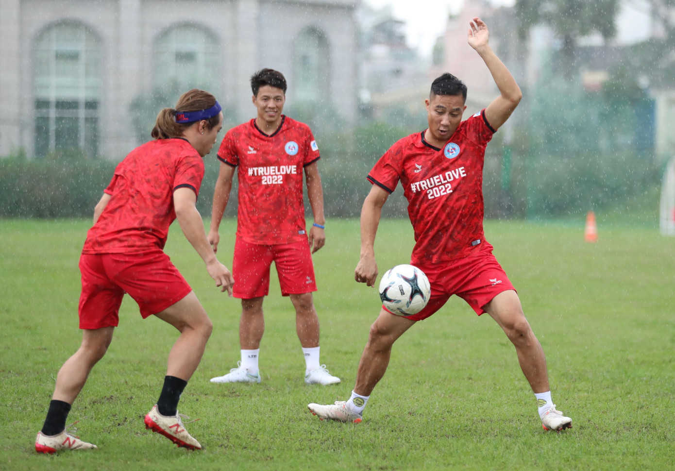 Năm 2021, cựu tuyển thủ quốc gia Lê Quốc Vượng làm HLV trưởng CLB bóng đá Hòa Bình thi đấu ở Giải hạng nhì quốc gia 2021.