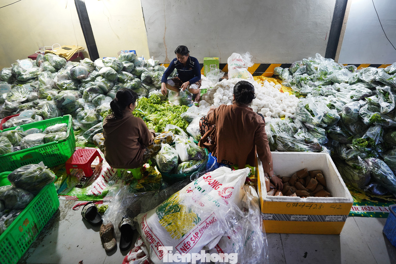 Lượng rau lớn ăn kèm được nhân viên chuẩn bị phía bên trong các lò nướng.