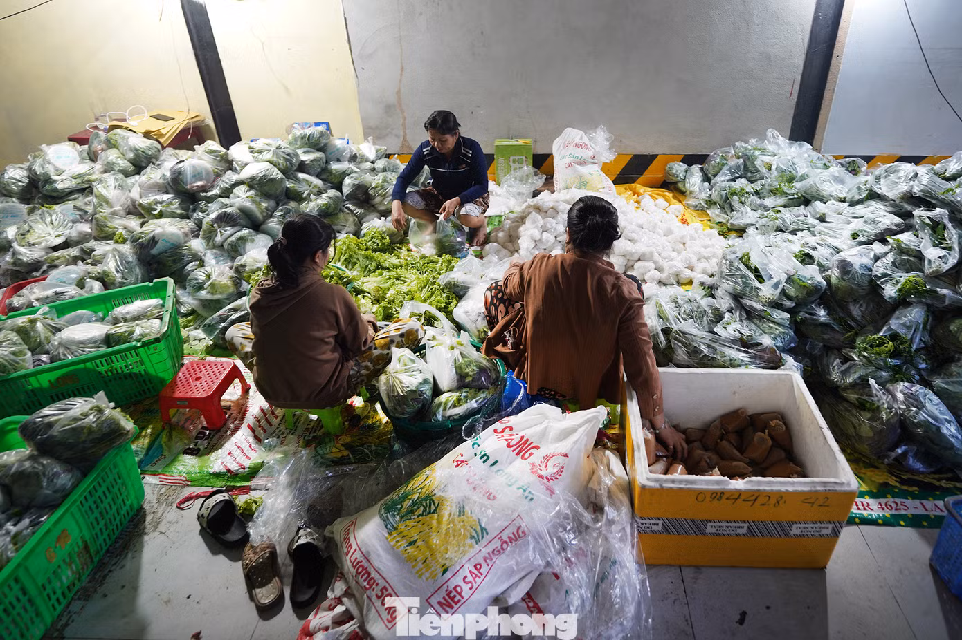 Lượng rau lớn ăn kèm được nhân viên chuẩn bị phía bên trong các lò nướng.