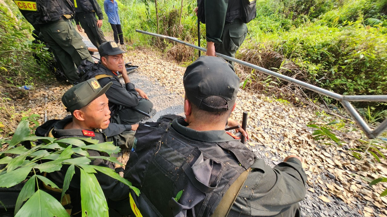 Sau hơn 48 giờ kể từ lúc phát hiện tung tích nghi phạm sát hại nữ nhân viên quán cà phê ở huyện Hóc Môn (TPHCM) để cướp tài sản, lực lượng chức năng xác định khu vực nghi phạm có khả năng lẩn trốn là một cánh đồng rộng hàng trăm hecta, cây cối mọc um tùm, rậm rạp thuộc xã Lương Hòa (huyện Bến Lức, Long An).