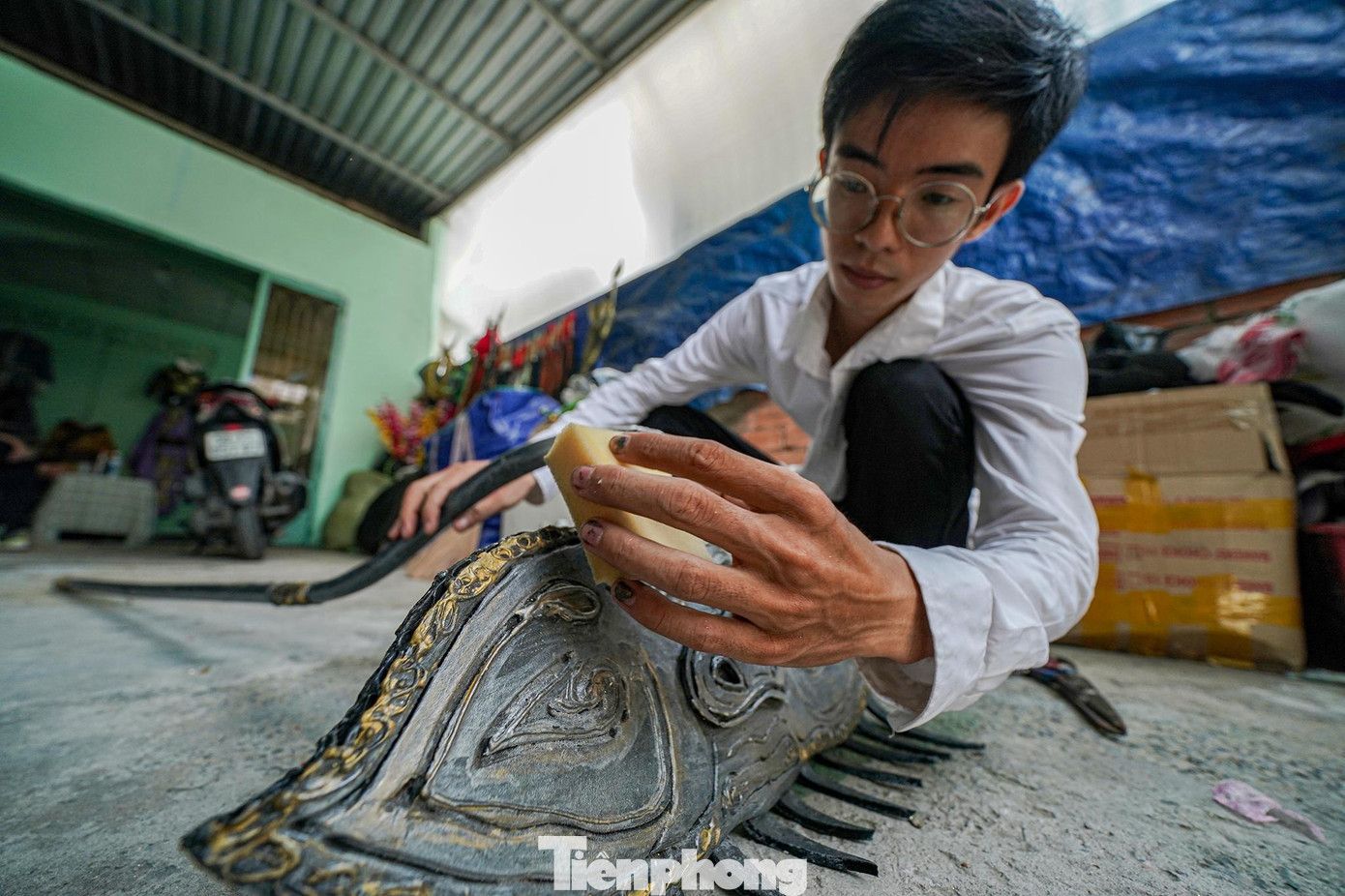 Chưa đủ sức để có thể đầu tư máy móc, tất cả phục trang, đạo cụ của Tín đều được làm bằng tay.