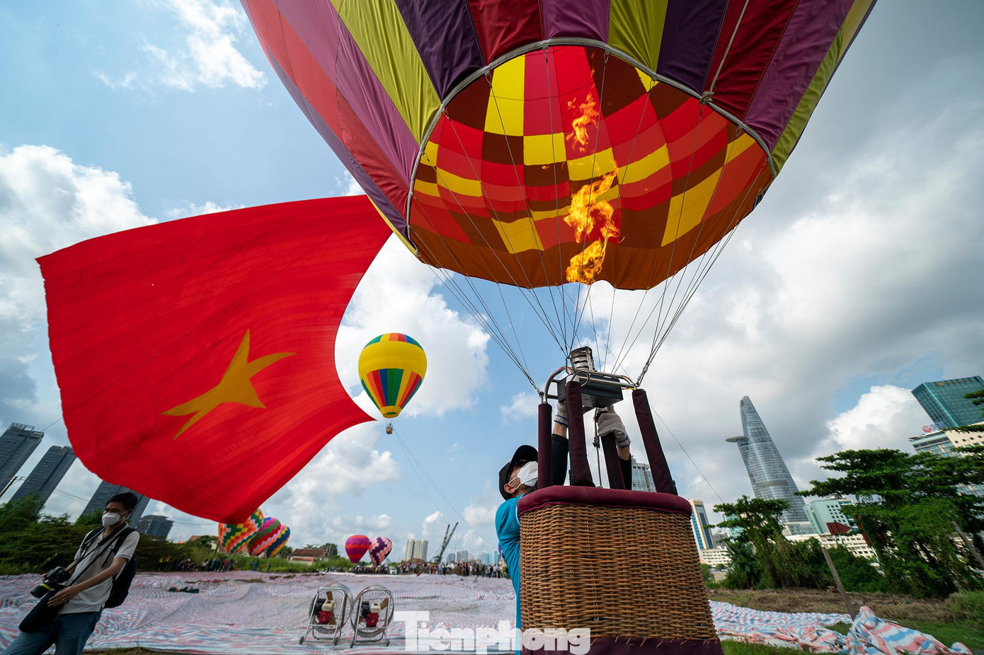 Chia sẻ thông tin về hoạt động thả khinh khí cầu kéo quốc kỳ, ông Võ Trọng Nam, Phó giám đốc Sở Văn hoá và Thể thao TPHCM cho biết, hoạt động thả khinh khí cầu kết hợp kéo đại kỳ là một trong những hoạt động điểm nhấn của thành phố, nằm trong khuôn khổ Lễ hội &quot;Tết Độc lập&quot; được khai mạc vào sáng 2/9. Ngay sau đó, hoạt động dù lượn và thể thao trên sông được tổ chức hai bên bờ đầu hầm vượt sông Sài Gòn và bến Bạch Đằng.