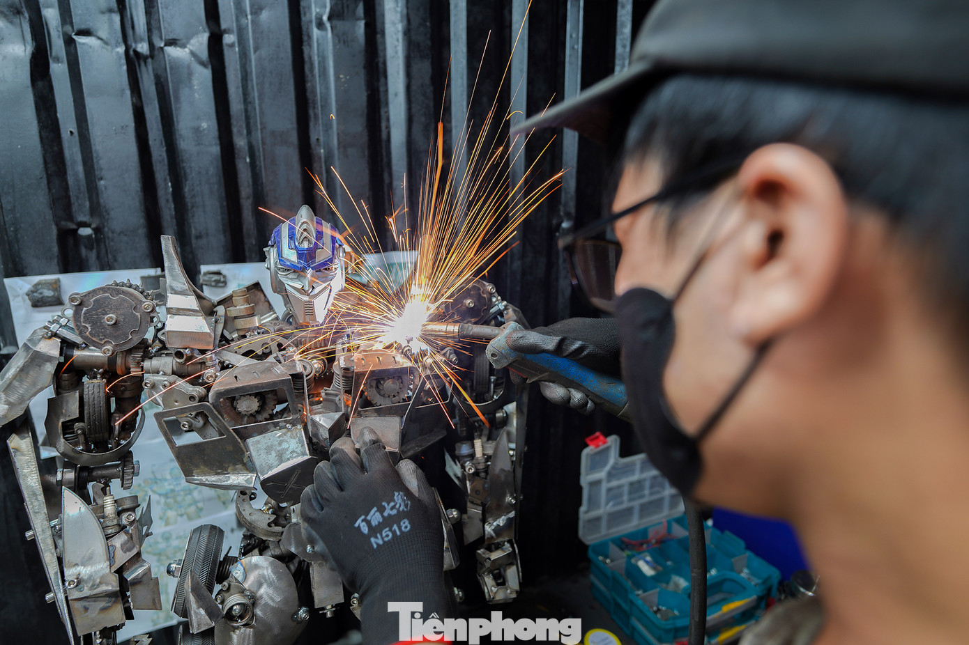 Ngày nay, xưởng của của anh Tuấn Anh được trang bị thêm các thiết bị công nghệ phục vụ cho việc chế tác. "Người chơi ngày nay cũng đòi hỏi cao hơn như điều khiểu cử động tay chân, chớp mắt, kể cả bằng giọng nói, phun khói, phun lửa… chính vì thế, tôi và anh em trong xưởng đầu tư tìm hiểu thêm về lập trình, CNC, kể cả máy bắn cát để vệ sinh linh kiện…", anh Tuấn Anh kể. Ngày nay, xưởng của của anh Tuấn Anh được trang bị thêm các thiết bị công nghệ phục vụ cho việc chế tác. "Người chơi ngày nay cũng đòi hỏi cao hơn như điều khiểu cử động tay chân, chớp mắt, kể cả bằng giọng nói, phun khói, phun lửa… chính vì thế, tôi và anh em trong xưởng đầu tư tìm hiểu thêm về lập trình, CNC, kể cả máy bắn cát để vệ sinh linh kiện…", anh Tuấn Anh kể.