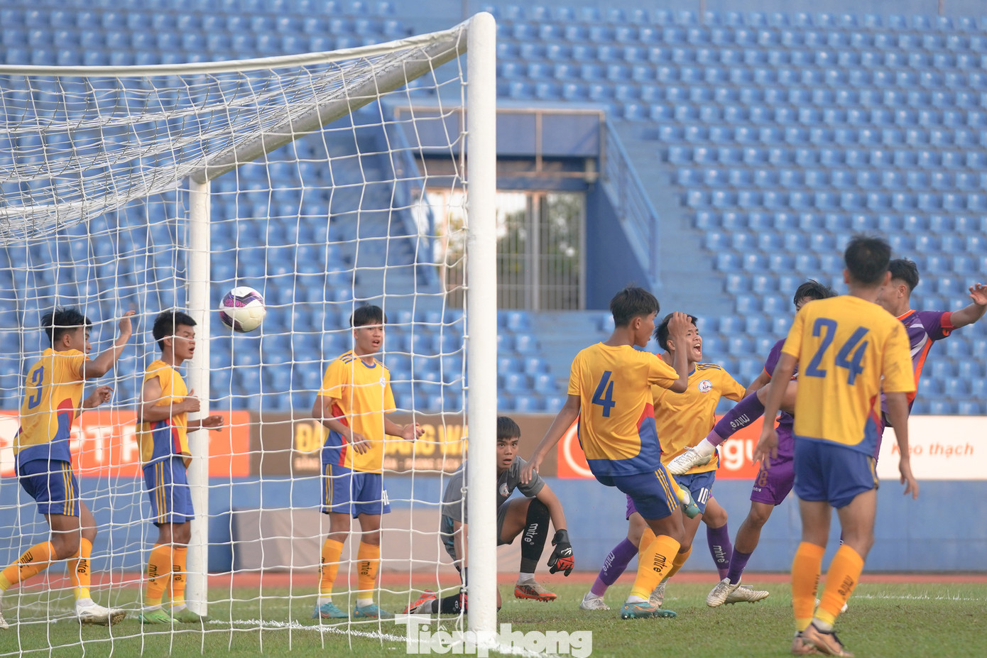 Phút 77, sau pha đá phạt góc của Vũ Sinh, thủ thành Thế Vinh của U19 Đồng Tháp mắc sai lầm. Anh bắt bóng không chắc chắn và để Minh Thuận băng vào dứt điểm ở cự li gần mở tỷ số trận đấu cho U19 B.Bình Dương. Bàn thắng này giúp đội chủ nhà chơi tự tin hơn và họ giành chiến thắng với kết quả tối thiểu trước các vị khách Đồng Tháp. Phút 77, sau pha đá phạt góc của Vũ Sinh, thủ thành Thế Vinh của U19 Đồng Tháp mắc sai lầm. Anh bắt bóng không chắc chắn và để Minh Thuận băng vào dứt điểm ở cự li gần mở tỷ số trận đấu cho U19 B.Bình Dương. Bàn thắng này giúp đội chủ nhà chơi tự tin hơn và họ giành chiến thắng với kết quả tối thiểu trước các vị khách Đồng Tháp.