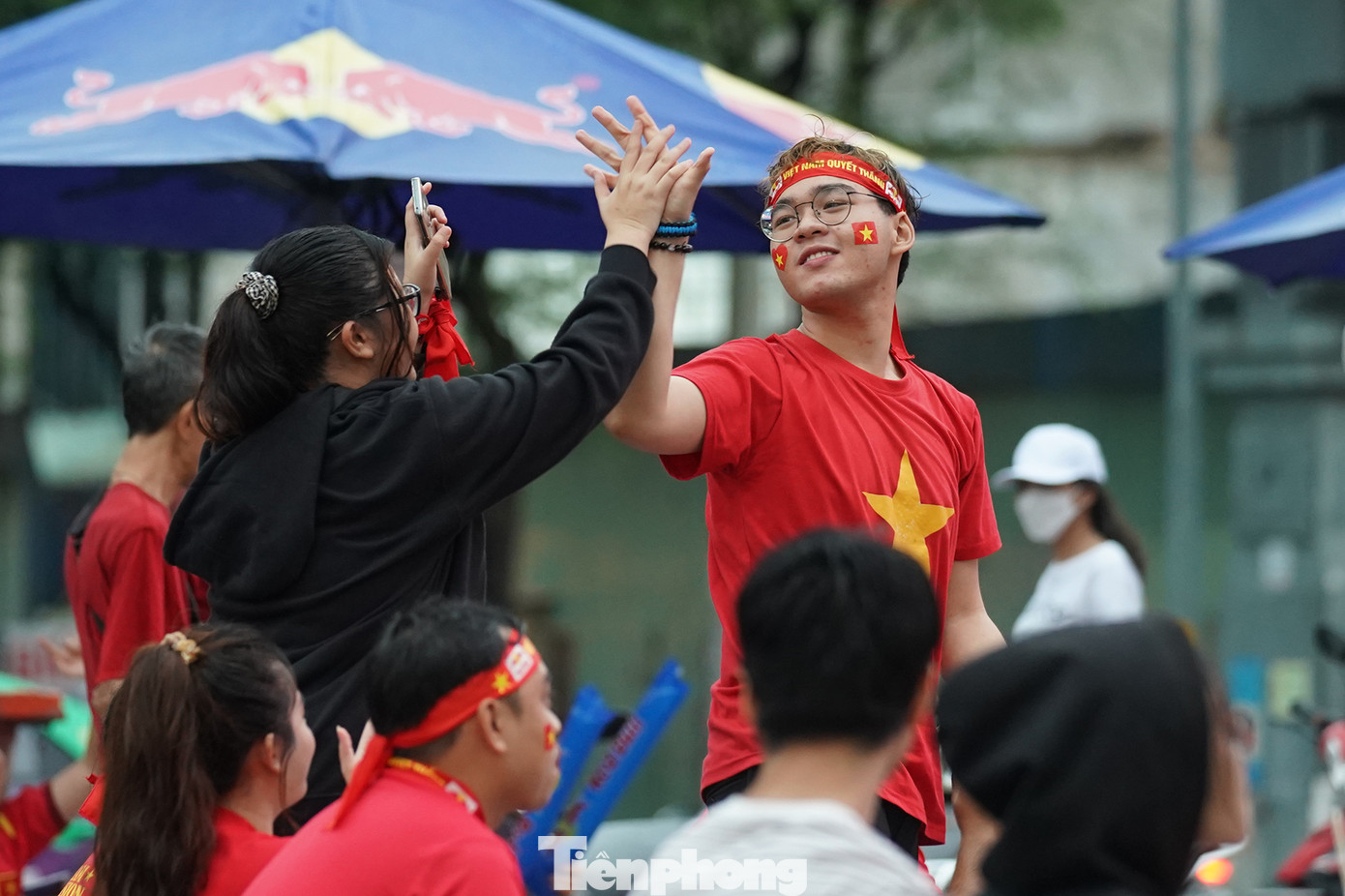 Người hâm mộ ngất ngây trong từng bàn thắng, pha tấn công của U22 Việt Nam. U22 Việt Nam giành chiếc huy chương đồng trong chiến thắng 3-1 như một niềm an ủi với người hâm mộ nước nhà. Người hâm mộ ngất ngây trong từng bàn thắng, pha tấn công của U22 Việt Nam. U22 Việt Nam giành chiếc huy chương đồng trong chiến thắng 3-1 như một niềm an ủi với người hâm mộ nước nhà.