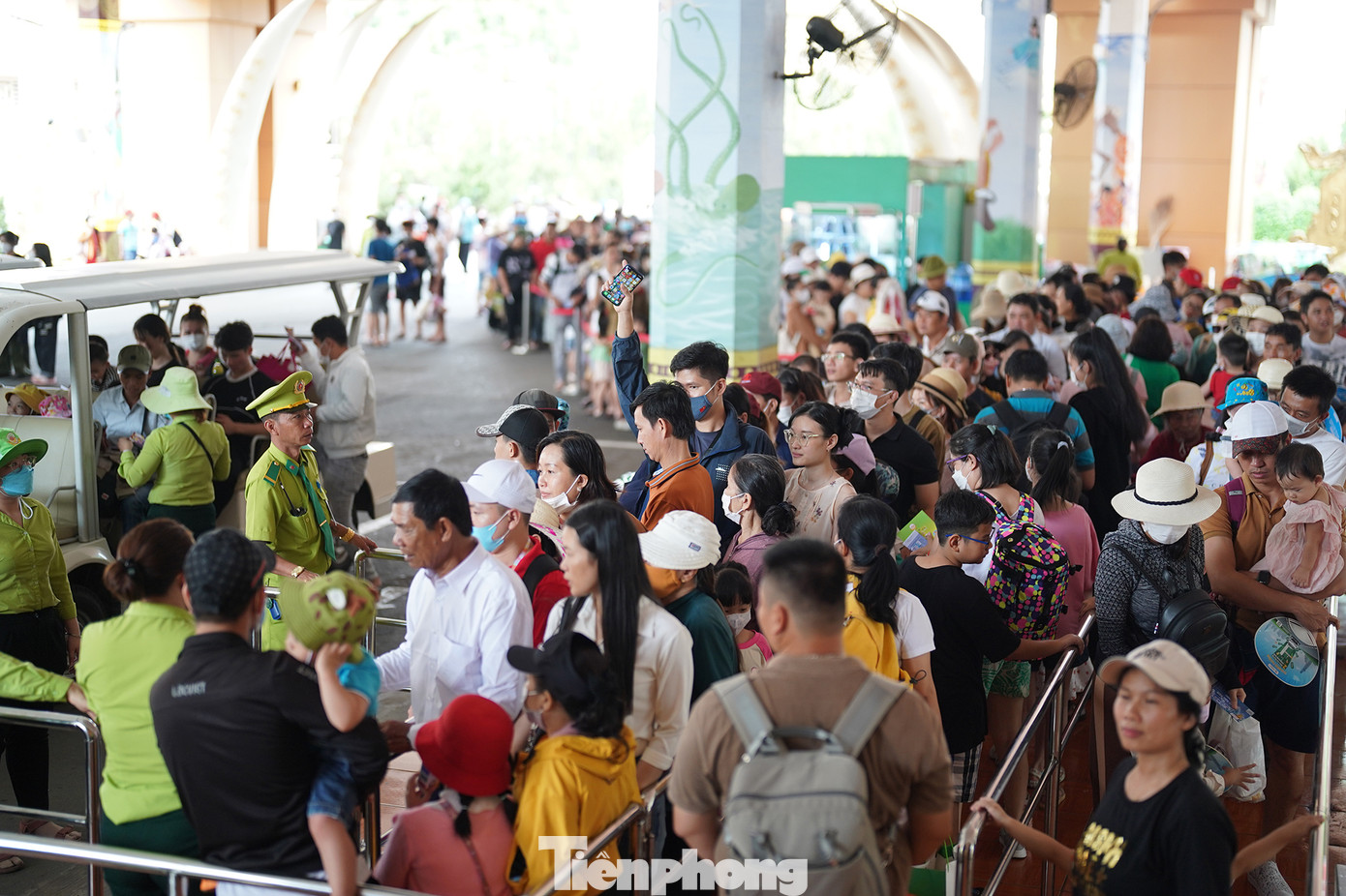 Từ 8h sáng, lượng khách xếp hàng dài từ khu dịch vụ taxi du lịch ra đến tận cổng.