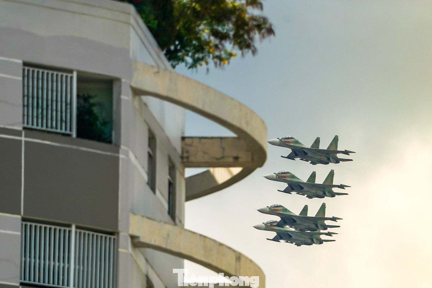 Máy bay duy trì tốc độ rất thấp mà vẫn giữ được độ cao và phương hướng ổn định bay qua các toà nhà cao tầng.