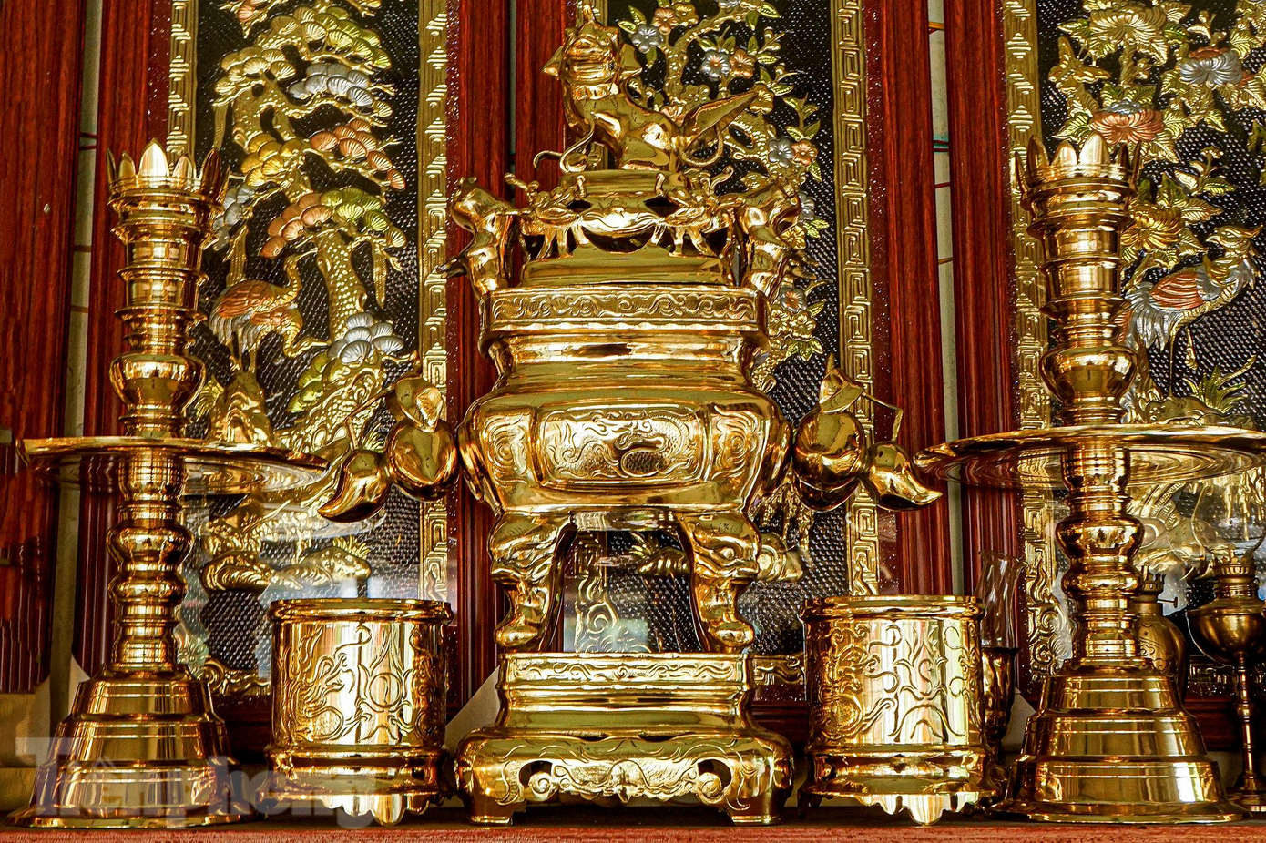 Sau khi chạm, lư sẽ được đánh bóng, đưa ra cửa hàng trưng bày. Sau khi chạm, lư sẽ được đánh bóng, đưa ra cửa hàng trưng bày.