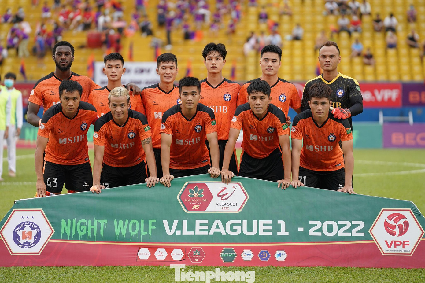 Tuy không hài lòng về chất lượng ngoại binh nhưng ở trận này, HLV Phan Thanh Hùng của SHB Đà Nẵng vẫn tung Kone (số 10) vào sân. Nhà cầm quân người Đà Nẵng thừa nhận chất lượng ngoại binh không tốt. Ba cái tên mà đội bóng sông Hàn đã ký đầu mùa là trung vệ Damir Memovic, tiền đạo Kone Syriki và chân sút Christian Osaguona. Trong số này, Osaguona vừa bị đứt dây chằng ở trận thắng CLB Hà Nội và sẽ bị thay thế trước tiên. Tuy không hài lòng về chất lượng ngoại binh nhưng ở trận này, HLV Phan Thanh Hùng của SHB Đà Nẵng vẫn tung Kone (số 10) vào sân. Nhà cầm quân người Đà Nẵng thừa nhận chất lượng ngoại binh không tốt. Ba cái tên mà đội bóng sông Hàn đã ký đầu mùa là trung vệ Damir Memovic, tiền đạo Kone Syriki và chân sút Christian Osaguona. Trong số này, Osaguona vừa bị đứt dây chằng ở trận thắng CLB Hà Nội và sẽ bị thay thế trước tiên.