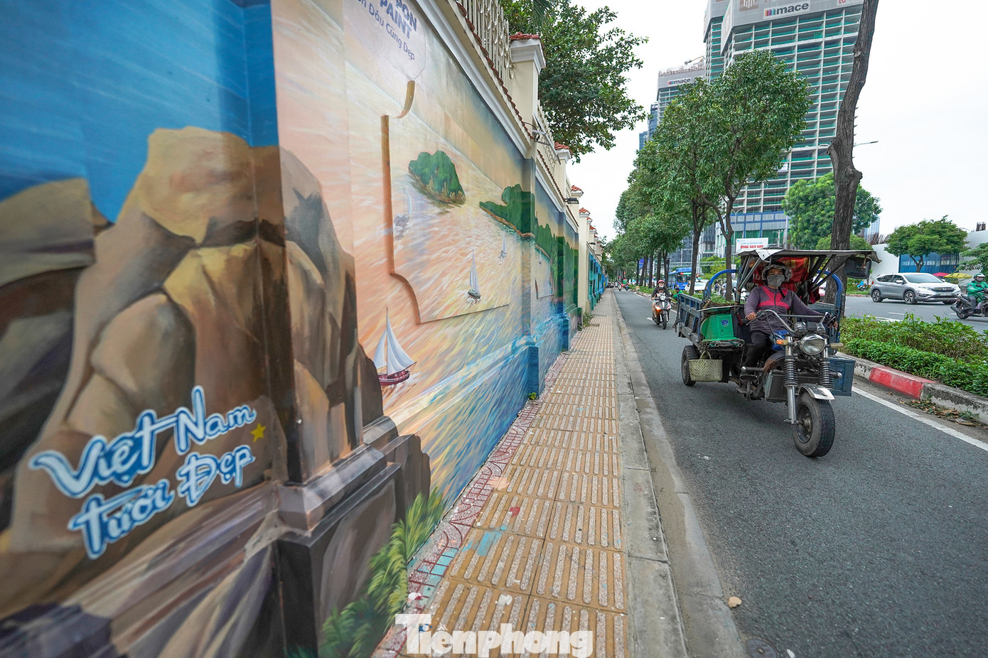 Anh Lê Tuấn Minh Viên (38 tuổi, ngụ quận Tân Phú), trưởng nhóm họa sĩ cho biết, đường tranh bích họa trên đường Nguyễn Hữu Cảnh được nhóm thực hiện gần trọn tháng 7/2023 với khoảng 10 thành viên cùng thực hiện.