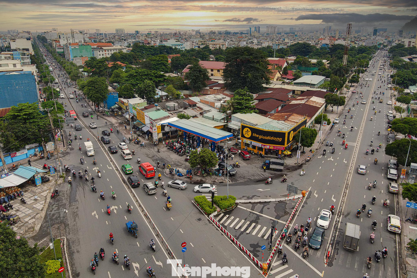 Theo Cục Quản lý thị trường TPHCM, trên địa bàn thành phố đang xảy ra tình trạng thiếu xăng dầu tại một số thời điểm, hiện có 54 cửa hàng tạm hết xăng dầu. Ngay trong đêm 9/10, Petrolimex huy động 80 xe bồn vận chuyển xăng dầu từ kho về TPHCM.