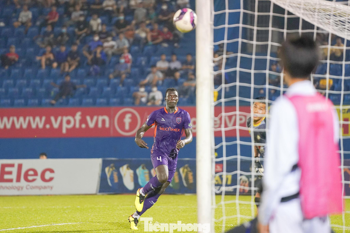 Sang đến hiệp thi đấu thứ 2, Bình Dương có phần chơi quyết tâm hơn trong khi Thanh Hóa bất ngờ chơi khá thiếu tập trung ở khâu phòng ngự. Đội khách quá chú trọng vào Tiến Linh và bỏ quên những trung vệ cao to có khả năng chơi đầu cực tốt bên phía B.Bình Dương. Phút thứ 51 bắt nguồn từ cú đá phạt góc của cánh phải, Trương Dũ Đạt bật cao đánh đầu ghi bàn để đưa trận đấu về vạch xuất phát. Và rồi chỉ chưa đầy 10 phút sau, lại là 1 trung vệ khác của Bình Dương đánh đầu ghi bàn từ tình huống cố định và lần này cái tên đó là Oliver.