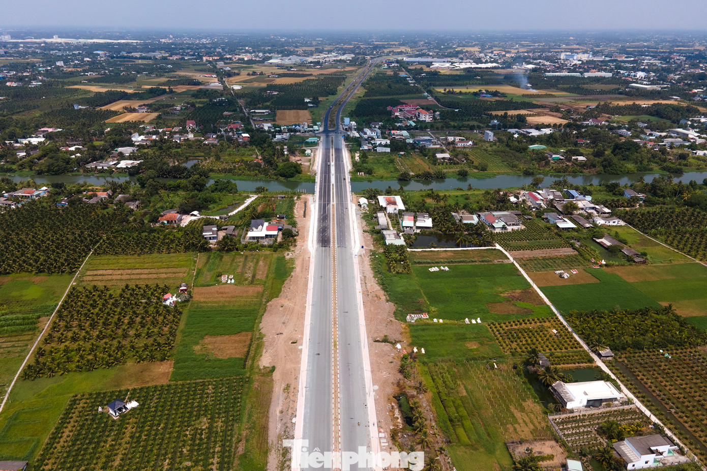 Hiện tại, phần lớn mặt đường của tuyến đã được thảm nhựa với quy mô 4-6 làn xe.