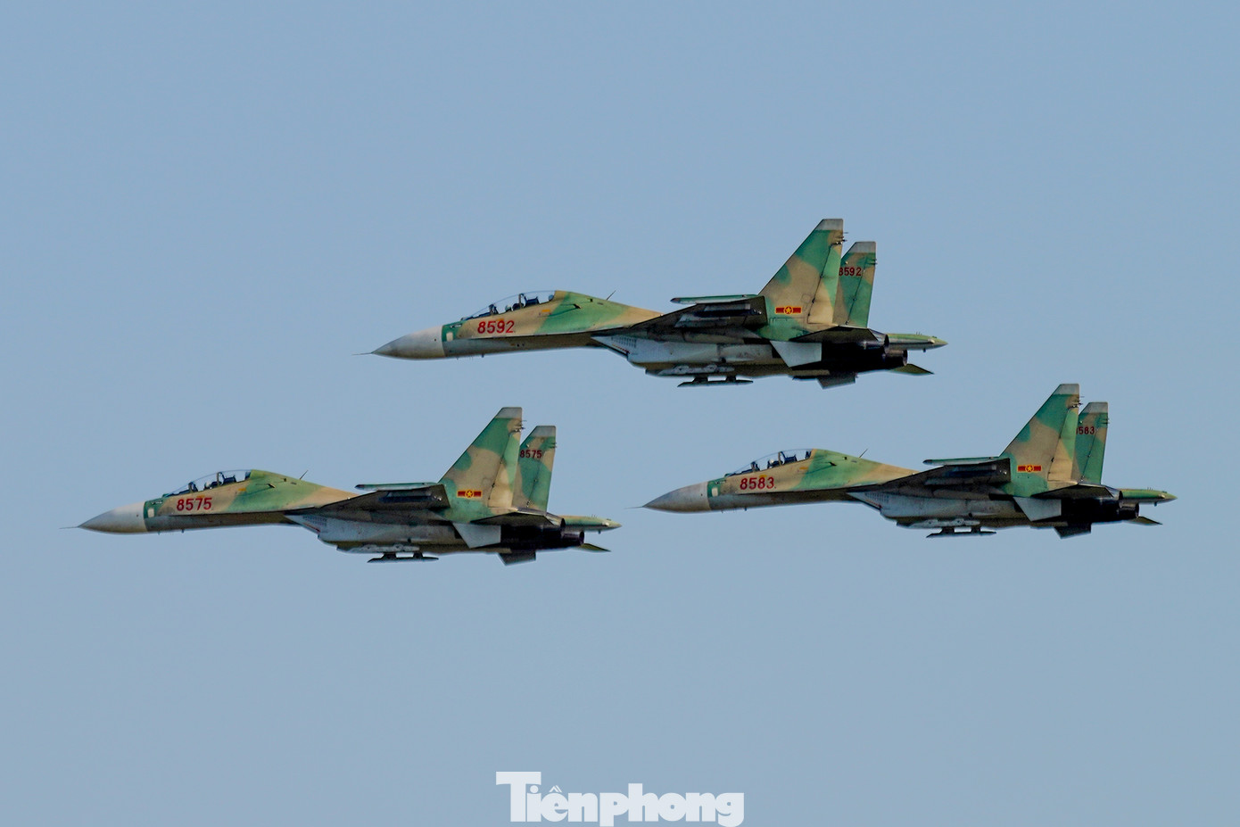 Nhiều ngày qua các phi công đã bay theo biên đội 3-4 chiếc, cất cánh từ sân bay Biên Hoà qua vùng trời các địa phương Bình Dương, Bình Phước và tập các động tác tách đội, chao lượn trên bầu trời...