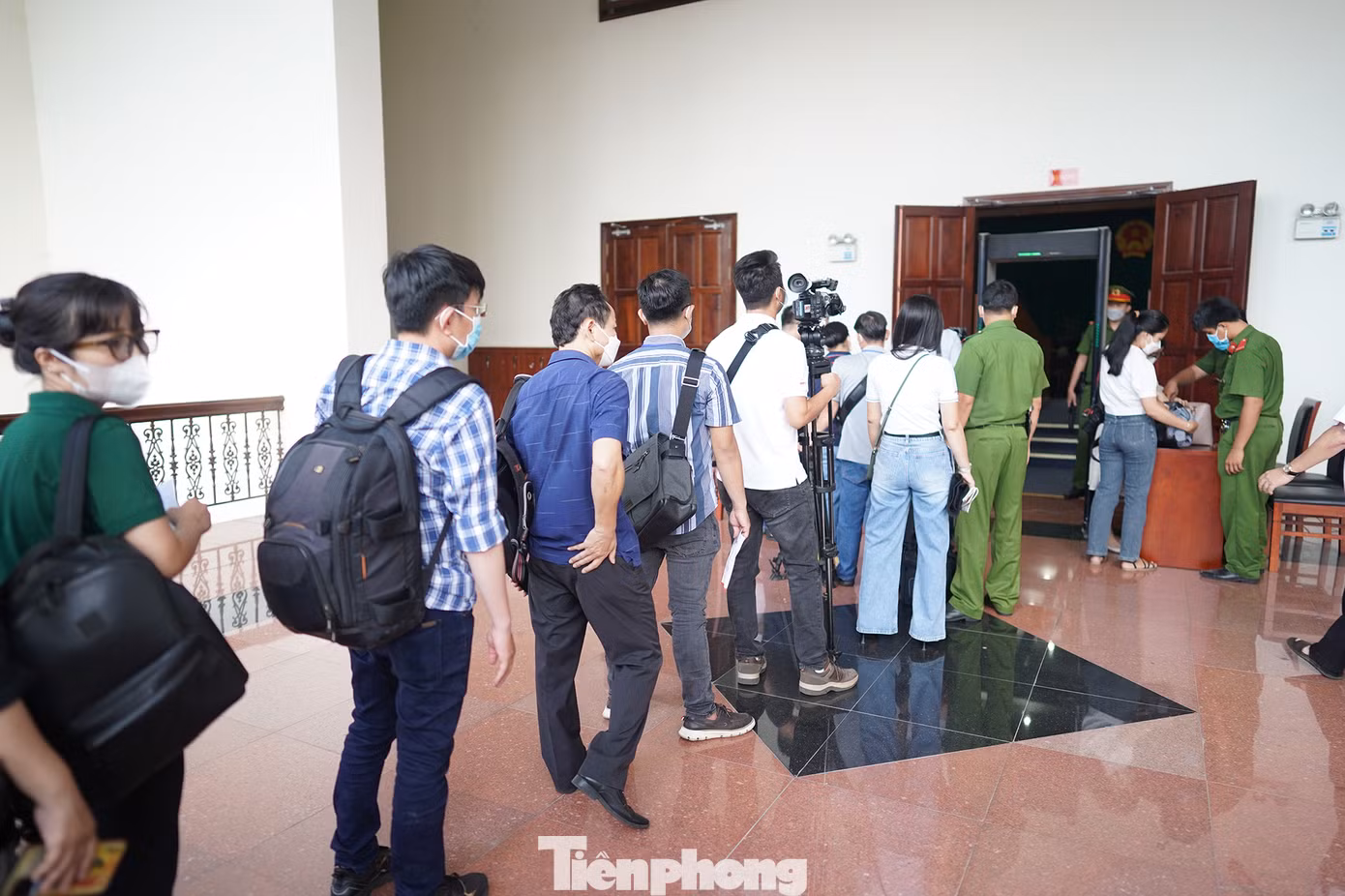 Khu vực vào phòng xét xử được kiểm tra an ninh nghiêm ngặt.