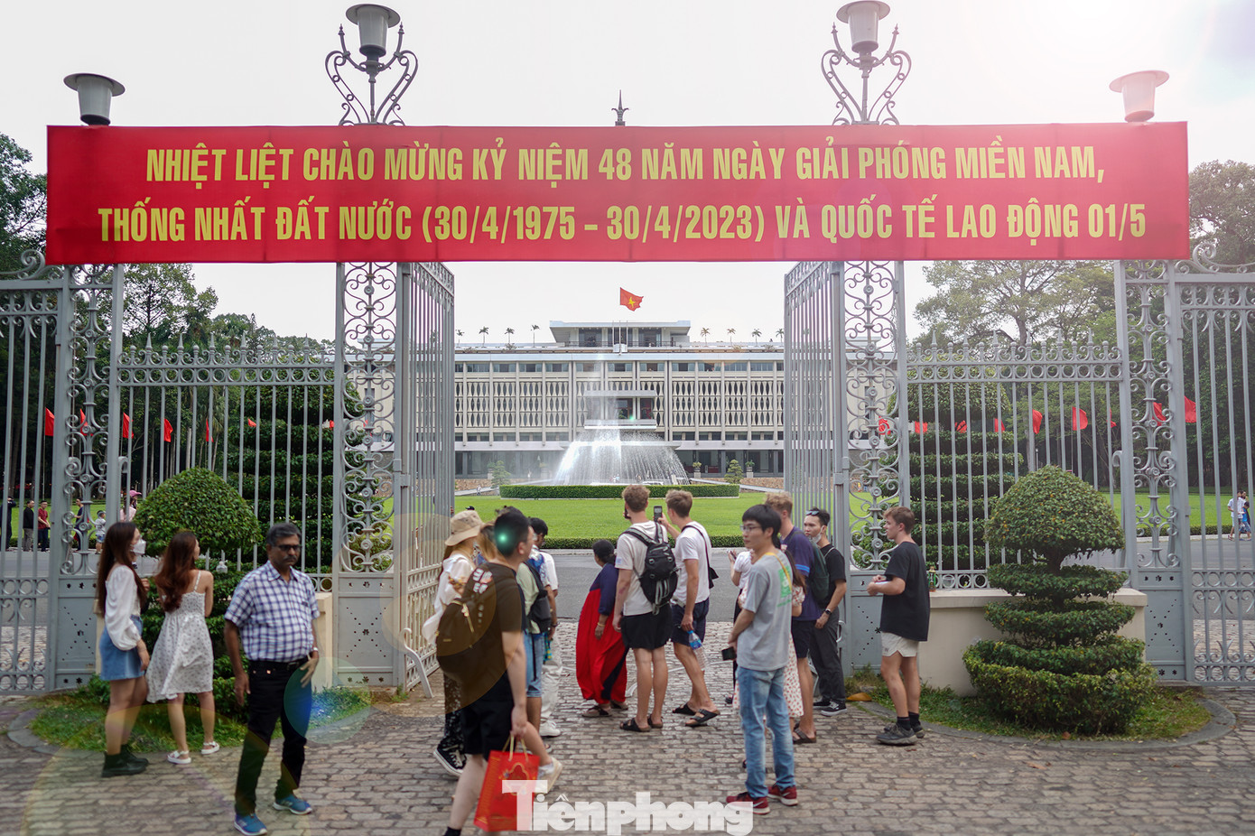 Hội trường Thống Nhất được biết với tên gọi Dinh Độc Lập. Đây là địa điểm du lịch hấp dẫn gắn liền với sự kiện 30/4 vì là đích đến cuối cùng của quân giải phóng trước khi hai miền Nam Bắc thống nhất.