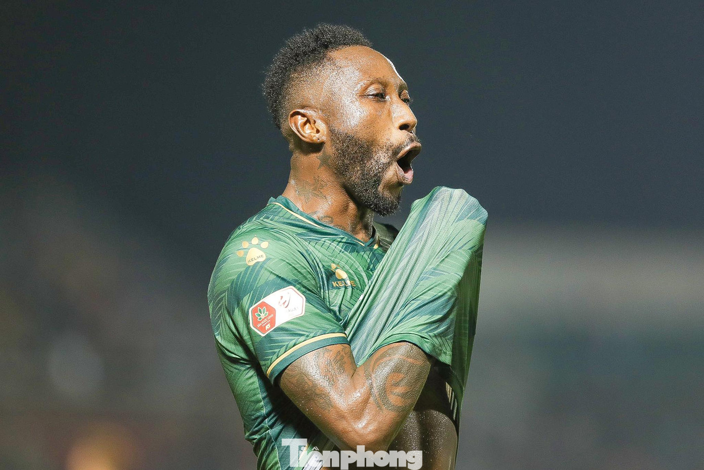 Phút 66, Green thoát xuống bên cánh trái rồi căng ngang như dọn cỗ để Hoàng Vũ Samson dễ dàng đệm bóng vào lưới, nâng tỉ số lên 2-0 cho TPHCM. Phút 90, tiền vệ Lee Nguyễn kiến tạo như dọn cỗ để cầu thủ vào sân thay người Trùm Tỉnh dứt điểm về góc xa nâng tỉ số lên 3-0.