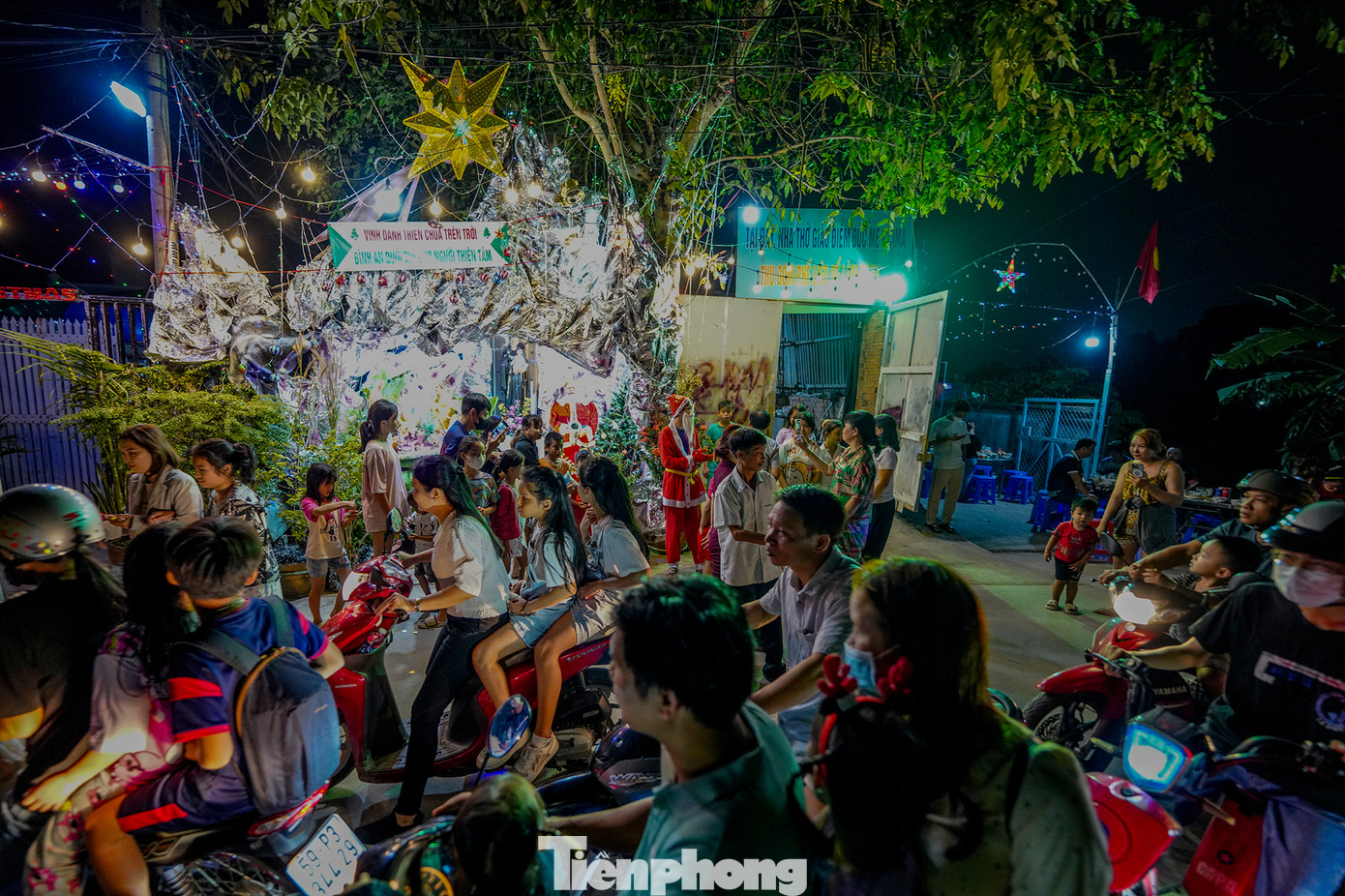 Em Vũ Minh Cường (học sinh lớp 10, trường PTTH Lê Minh Xuân, Bình Chánh) chia sẻ: "Cô em bảo hoá thân thành ông già Noel để phát quà cho các bé, em nhận lời ngay. Chiều đến giờ phát hơn trăm túi kẹo, mấy cô chú ai cũng hỏi ông già Noel... mấy tuổi rồi, sao bụng không to". Em Vũ Minh Cường (học sinh lớp 10, trường PTTH Lê Minh Xuân, Bình Chánh) chia sẻ: "Cô em bảo hoá thân thành ông già Noel để phát quà cho các bé, em nhận lời ngay. Chiều đến giờ phát hơn trăm túi kẹo, mấy cô chú ai cũng hỏi ông già Noel... mấy tuổi rồi, sao bụng không to".