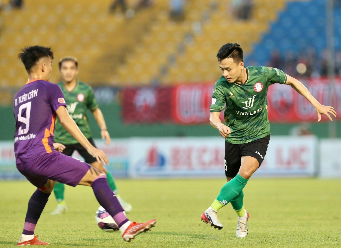 Tuấn Cảnh bên phía Bình Dương có pha vào bóng quyết liệt khiến Võ Huy Toàn bị đau nằm sân. Anh rời sân bằng cáng. May cho TPHCM, sau khi được sự chăm sóc của nhân viên y tế thì cựu tiền vệ SHB Đà Nẵng có thể tiếp tục thi đấu. Tuấn Cảnh bên phía Bình Dương có pha vào bóng quyết liệt khiến Võ Huy Toàn bị đau nằm sân. Anh rời sân bằng cáng. May cho TPHCM, sau khi được sự chăm sóc của nhân viên y tế thì cựu tiền vệ SHB Đà Nẵng có thể tiếp tục thi đấu.