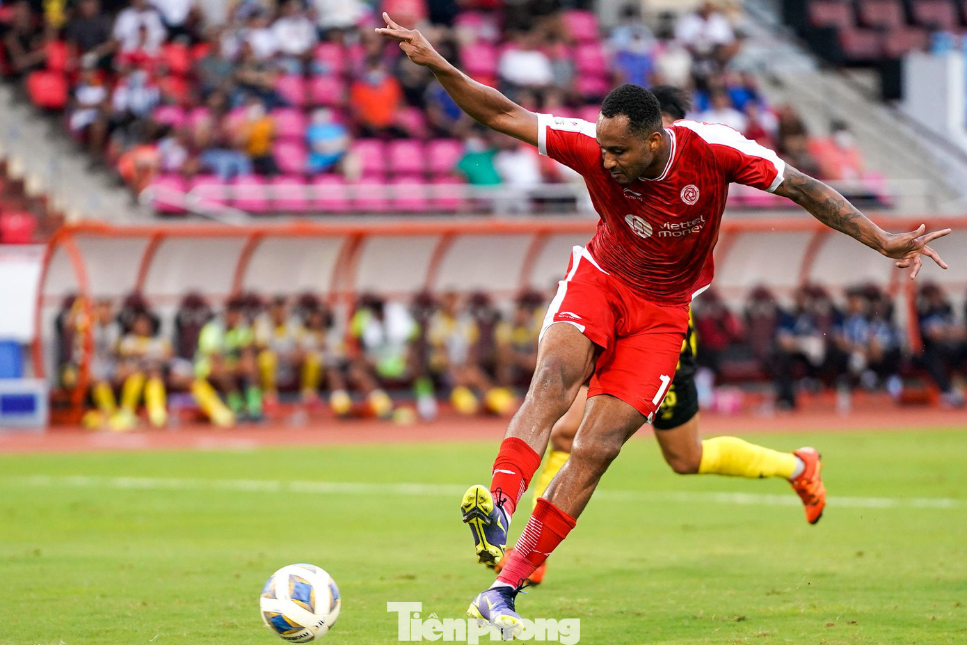 Ngay sau pha bỏ lỡ của đối thủ, Viettel đáp trả. Geovane thoát xuống cánh trái trước khi căng ngang vừa tầm để Pedro đánh gót, hạ thủ thành Outthilath phút 41. Sau đó, phút 45, Geovane chuyền má ngoài, để Pedro phá bẫy việt vị. Tiền đạo này căng ngang cho Hoàng Minh đệm bóng về phía cột xa, nâng tỷ số cho Viettel. Ngay sau pha bỏ lỡ của đối thủ, Viettel đáp trả. Geovane thoát xuống cánh trái trước khi căng ngang vừa tầm để Pedro đánh gót, hạ thủ thành Outthilath phút 41. Sau đó, phút 45, Geovane chuyền má ngoài, để Pedro phá bẫy việt vị. Tiền đạo này căng ngang cho Hoàng Minh đệm bóng về phía cột xa, nâng tỷ số cho Viettel.