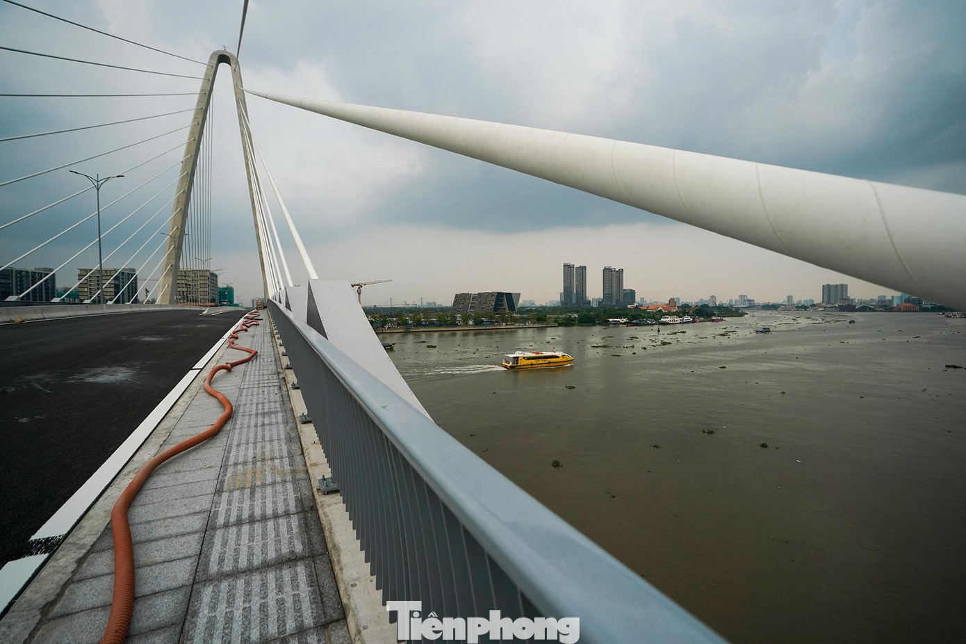 Công trình xây dựng cầu Thủ Thiêm 2 nằm trong những dự án trọng điểm của TP HCM, có tổng vốn đầu tư gần 3.100 tỉ đồng, do Công ty Cổ phần đầu tư địa ốc Đại Quang Minh làm chủ đầu tư. Công trình dài hơn 1,4km, trong đó phần cầu dài 886m với 6 làn xe, thiết kế dây văng với trụ tháp chính cao 113m. Phương tiện lưu thông bên dưới là tuyến buýt sông Sài Gòn, một trong những điểm nhấn của du lịch TPHCM.