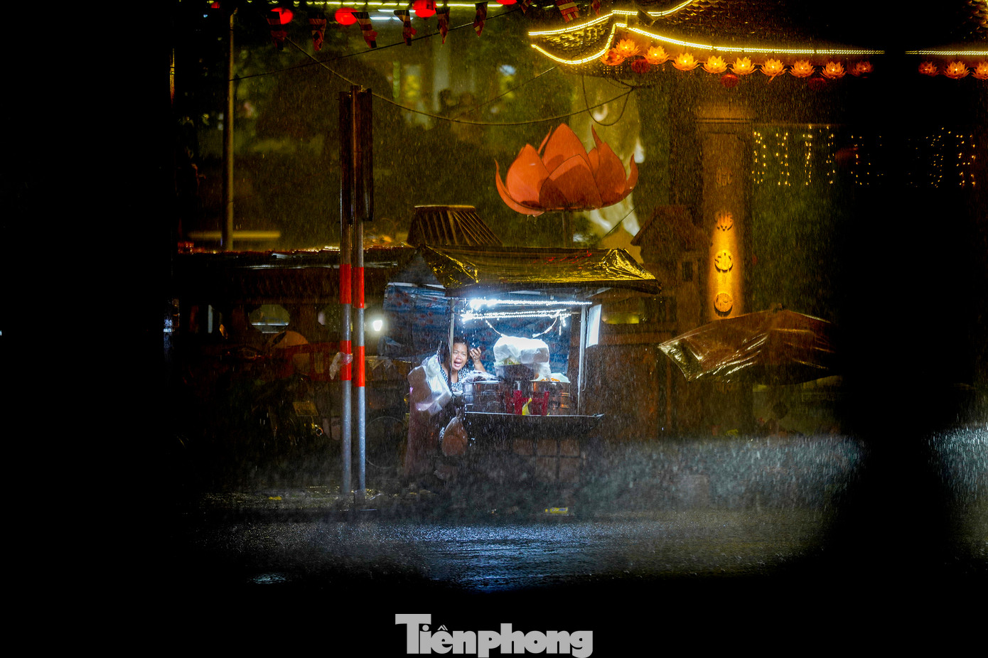 Nhiều người đang đi chùa Vĩnh Nghiêm (quận 3) thì cơn mưa bất ngờ xuất hiện.