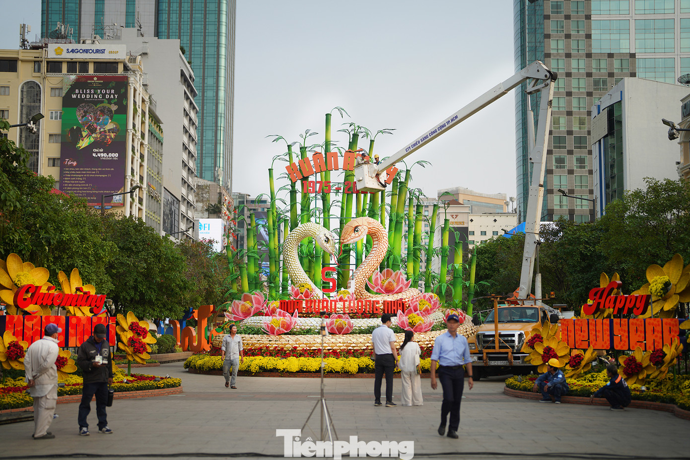 Cặp đôi Kim Tỵ (con cái) và Ngân Tỵ (con đực) có ngoại hình ấn tượng về kích thước cũng như cách chế tác đang được các công nhân hoàn thiện khâu ánh sáng chiều 25/1.