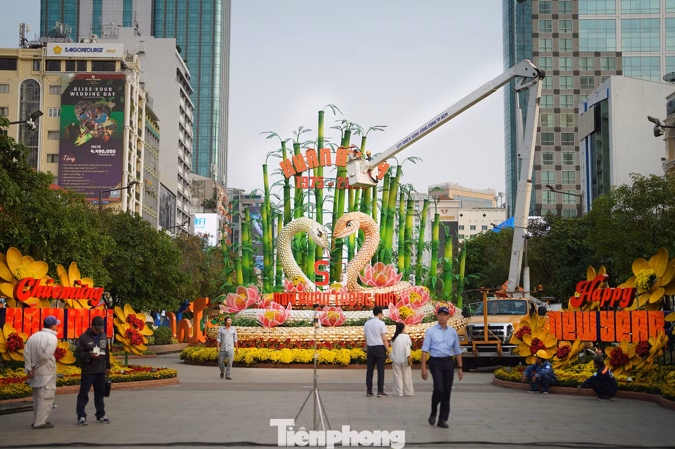 Cặp đôi Kim Tỵ (con cái) và Ngân Tỵ (con đực) có ngoại hình ấn tượng về kích thước cũng như cách chế tác đang được các công nhân hoàn thiện khâu ánh sáng chiều 25/1.