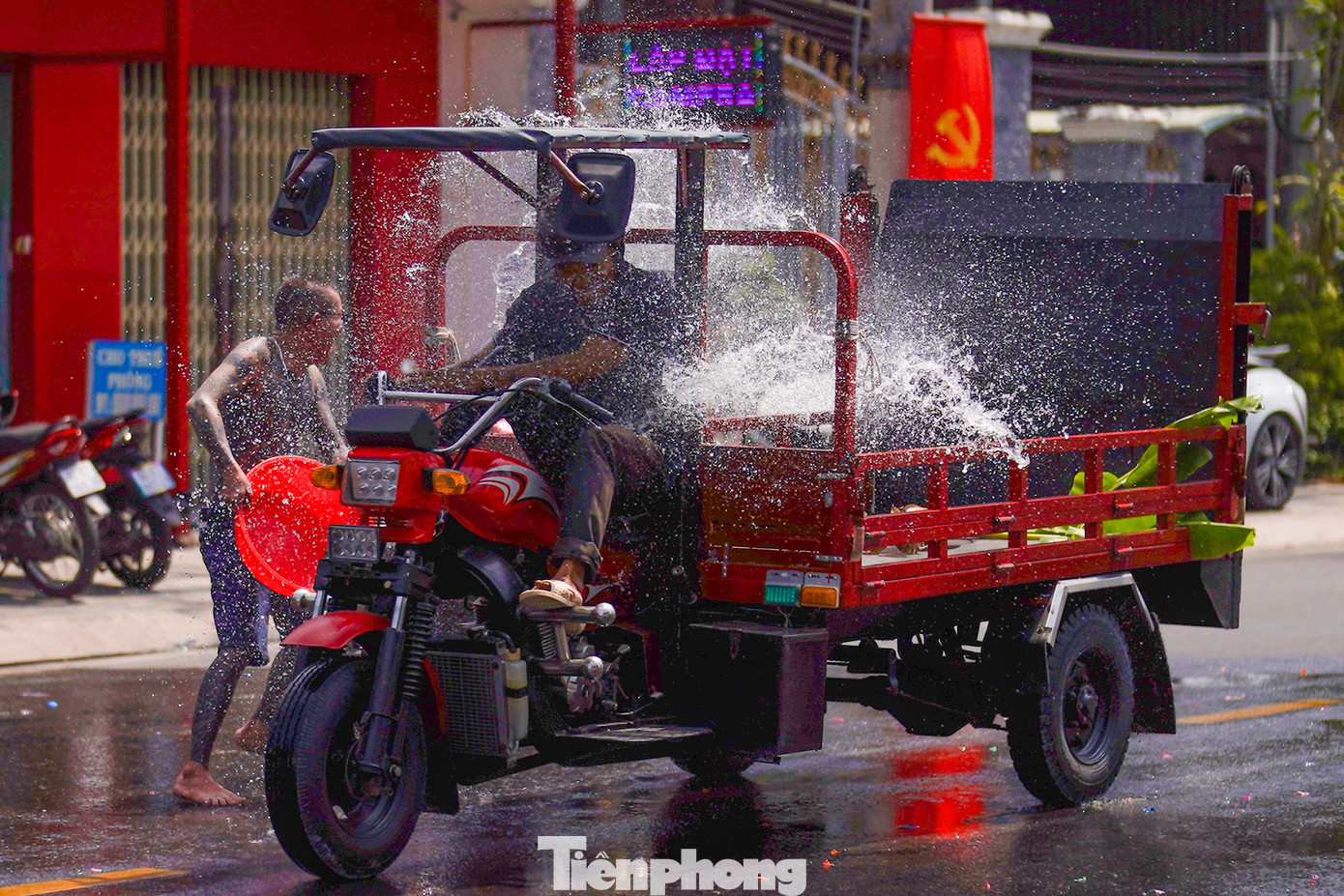 Những nạn nhân bị tạt nước có cả các cô gái, phụ nữ, trẻ em vô tình đi ngang qua lễ hội...