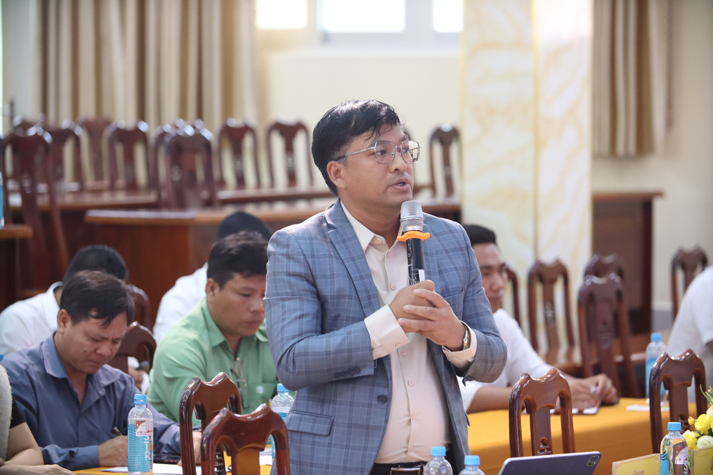 Đại diện một doanh nghiệp ở Long An nêu lên các vướng mắc cần lãnh đạo tỉnh quan tâm, tháo gỡ. Đại diện một doanh nghiệp ở Long An nêu lên các vướng mắc cần lãnh đạo tỉnh quan tâm, tháo gỡ.