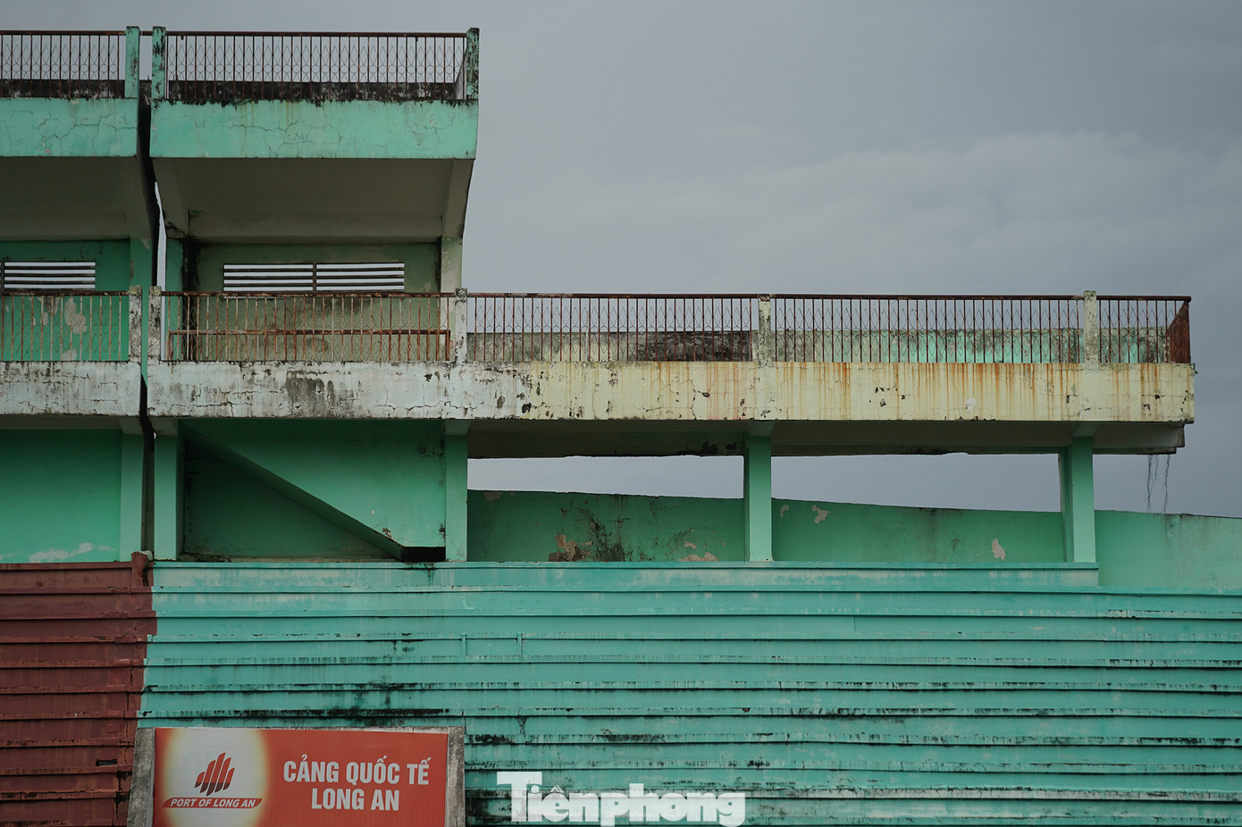 Giai đoạn 2003-2007, đội bóng Gạch Đồng Tâm Long An trở thành hiện tượng của bóng đá Việt khi thi đấu thành công ở giải đấu hạng A và góp mặt vào các trận đấu của giải đấu V-League.