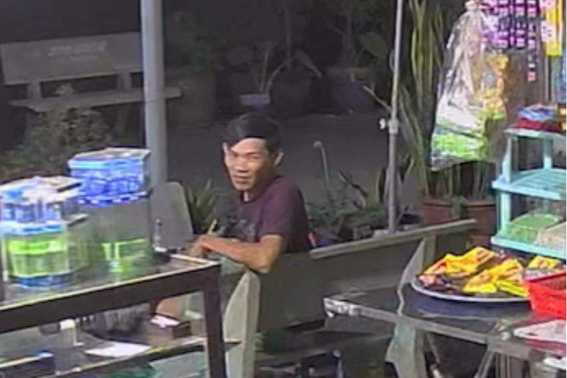 Nghi phạm kêu một tô mỳ gói trụng nước sôi nhưng không ăn hết trước khi di chuyển. Nghi phạm ngồi tại tiệm tạp hoá này suốt buổi chiều gần 4 tiếng đồng hồ.