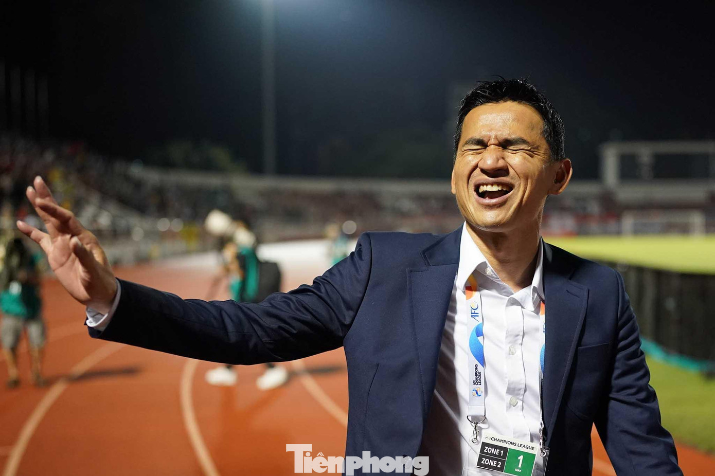 HLV Kiatisuk hạnh phúc cùng người hâm mộ sau trận thắng Sydney 1-0. HLV Kiatisuk hạnh phúc cùng người hâm mộ sau trận thắng Sydney 1-0.