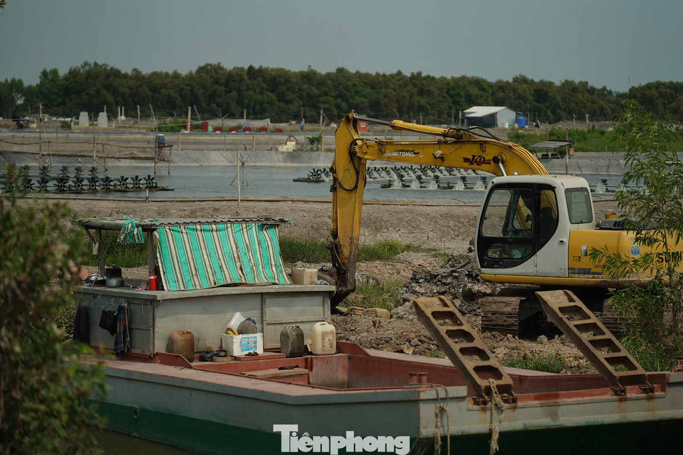 Máy móc thi công vẫn còn nguyên trên bờ ao. &quot;Ban ngày, khi các máy xúc này thi công thì chúng tôi đến xử lý. Tuy nhiên, khi thấy bóng dáng của cơ quan chức năng, tài công tắt máy, bỏ đi và nói chỉ làm thuê&quot;, Bí thư xã Tân Lập thông tin.