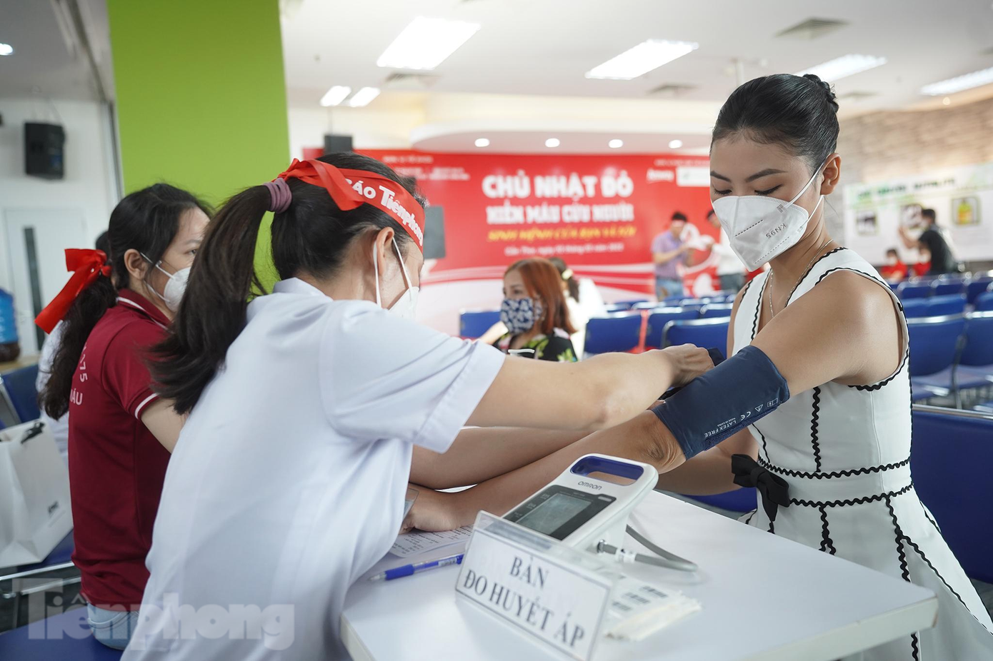 Bên cạnh hoạt động trọng tâm hiến máu lần này, Bệnh viện Quân y 175 còn triển khai tuyên truyền vận động nhân dân tích cực tham gia phòng, chống dịch COVID-19, biện pháp tự theo dõi, điều trị tại nhà và hướng dẫn xử lý những vấn đề về hậu COVID-19 cho người dân tại TP Cần Thơ.