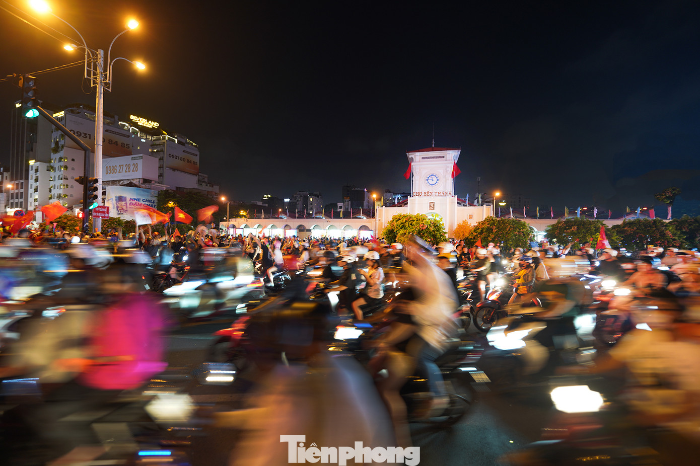 Cổ vũ trên trên tinh thần văn minh, trật tự. "Chúng tôi cũng xin cám ơn Xuân Son, gửi đến anh lời chúc sức khoẻ, nhanh trở lại sân cỏ", bạn Lê Quốc Thịnh nói.