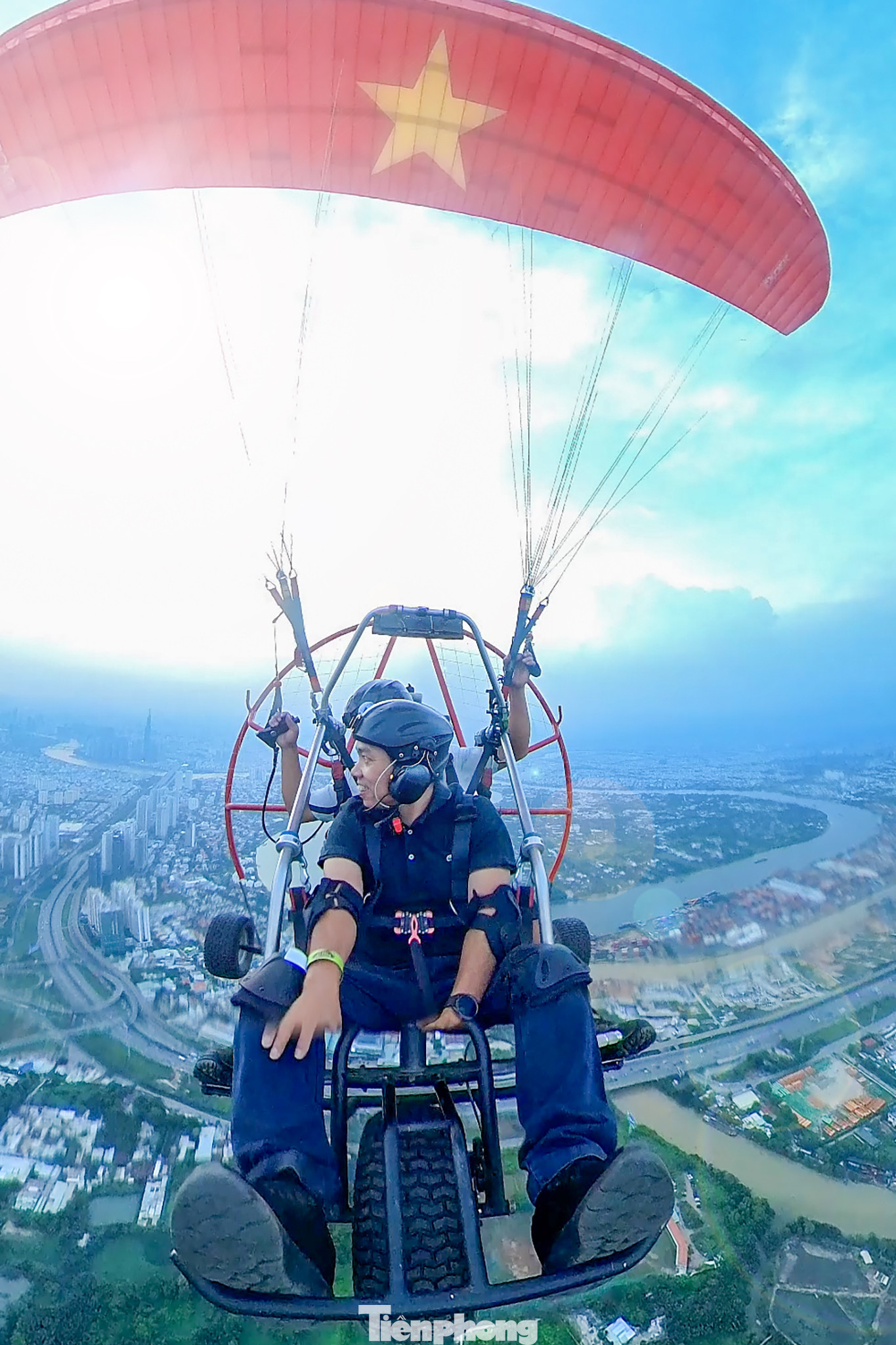 Hình ảnh ghi nhận từ camera 360 khi nam du khách này bay qua khu vực bán đảo Thanh Đa, nút giao Cát Lái...