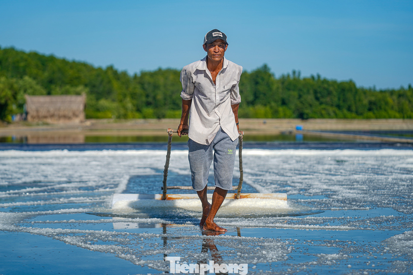 Mùa muối Thiềng Liềng bắt đầu từ tháng 10 đến tháng 4 âm lịch năm sau. Với diện tích khoảng 2 ha, mỗi năm người dân có thể thu được khoảng 1,5 tấn muối.