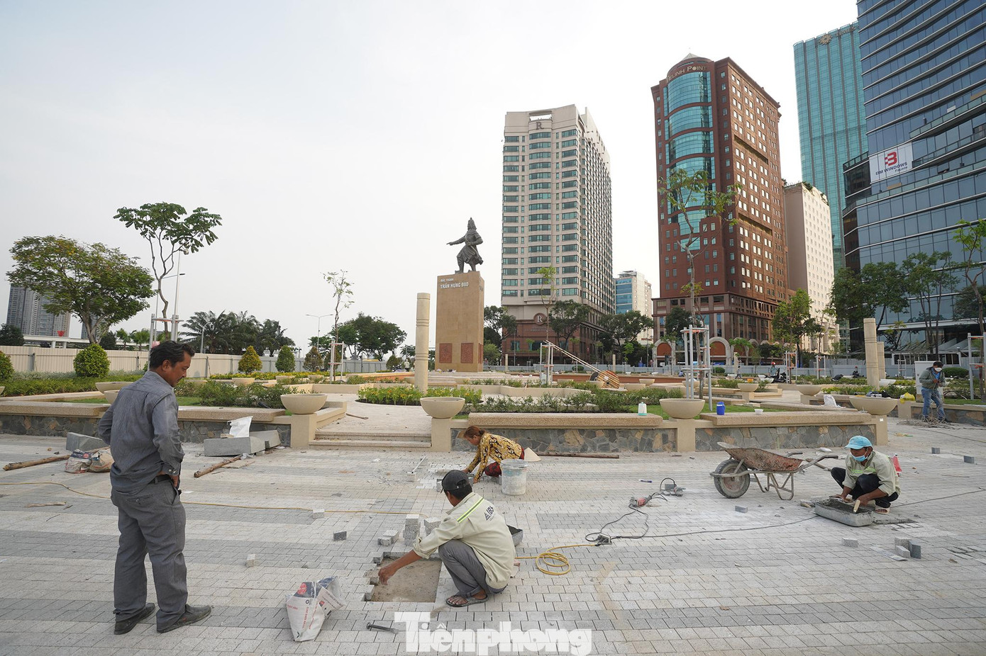 Công nhân đang gấp rút hoàn thành phần lát đá cho công viên. Theo các công nhân thi công, đá lát nền lấy từ Bình Định, cắt theo hình vuông, cạnh một tấc, dày khoảng sáu phân, bề mặt nhám chống trơn trượt. Công nhân đang gấp rút hoàn thành phần lát đá cho công viên. Theo các công nhân thi công, đá lát nền lấy từ Bình Định, cắt theo hình vuông, cạnh một tấc, dày khoảng sáu phân, bề mặt nhám chống trơn trượt.
