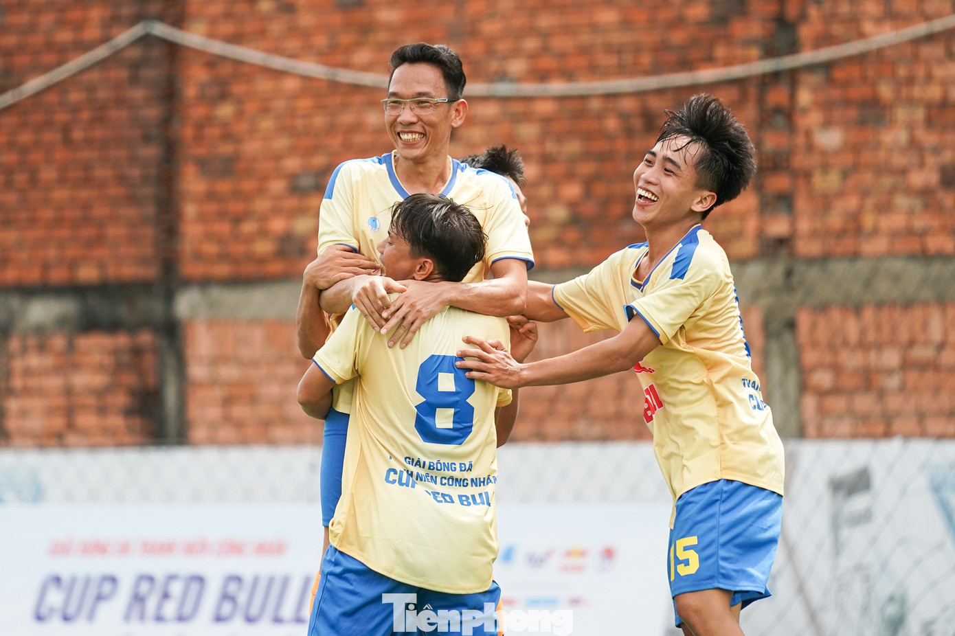 Anh em chia vui với thành tích của Nguyễn Tiến Tuấn (đeo kính) khi hoàn thành cú đúp cho đội Quyền Auto. Tiến Tuấn ngày thường là công nhân kỹ thuật thiết kế, nhưng khi trên sân cỏ, anh là cầu thủ có tốc độ và sức càn lướt khá tốt.