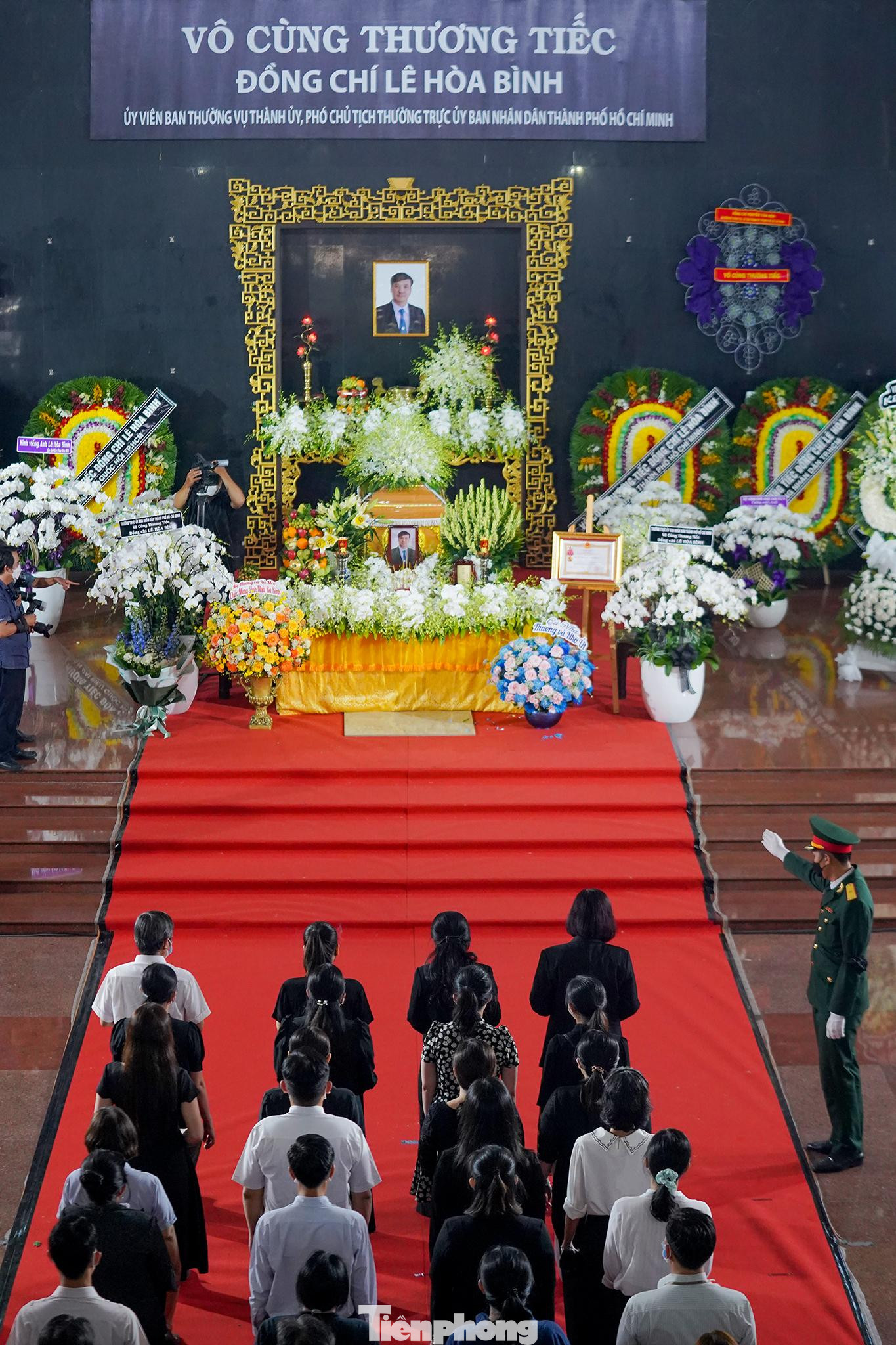 Ông Lê Hoà Bình, Phó Chủ tịch UBND TPHCM đã có những nỗ lực hết mình trong cuộc chiến chống dịch COVID-19. Ông Lê Hoà Bình góp công rất lớn trong việc xây dựng thần tốc 16 BVDC, giành giật sự sống cho những nạn nhân COVID-19.