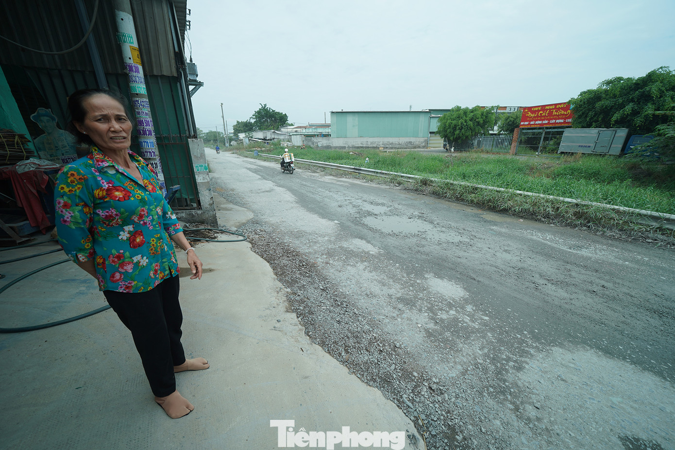 "Đầu năm nay, thấy xe 4 chỗ chạy qua thường bị đụng gầm do ổ voi quá nhiều, tôi và người dân quanh đây góp tiền mua mấy xe đá đổ lên. Nhà tui bỏ ra 12 triệu đồng mua 8 xe đá phủ lên cho đường bằng phẳng. Bây giờ, nhà tui tiếp tục hứng bụi. Tôi là dân cố cựu ở đây, mặt bằng nhà còn cố được chứ mấy người thuê mặt bằng chịu không thấu, đi hết rồi", bà Thuý chia sẻ.