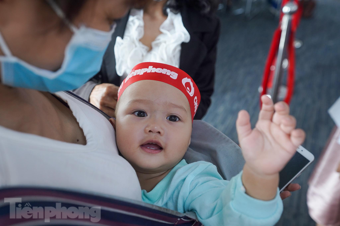 Chiến sĩ "nhí" 10 tháng tuổi Bảo Ngọc háo hức theo mẹ tham gia sự kiện.